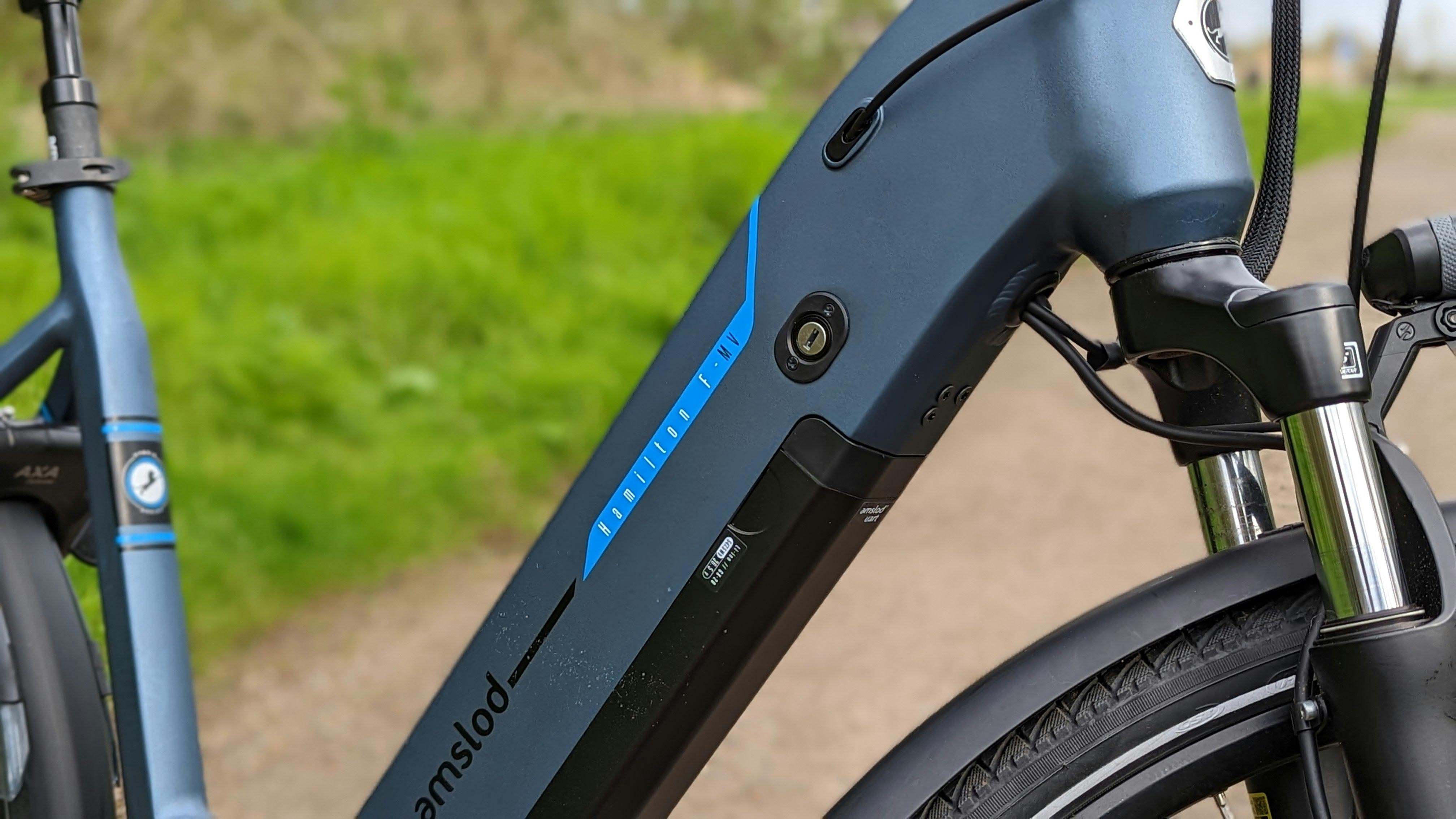 De kabels en de accu zitten netjes in het frame.