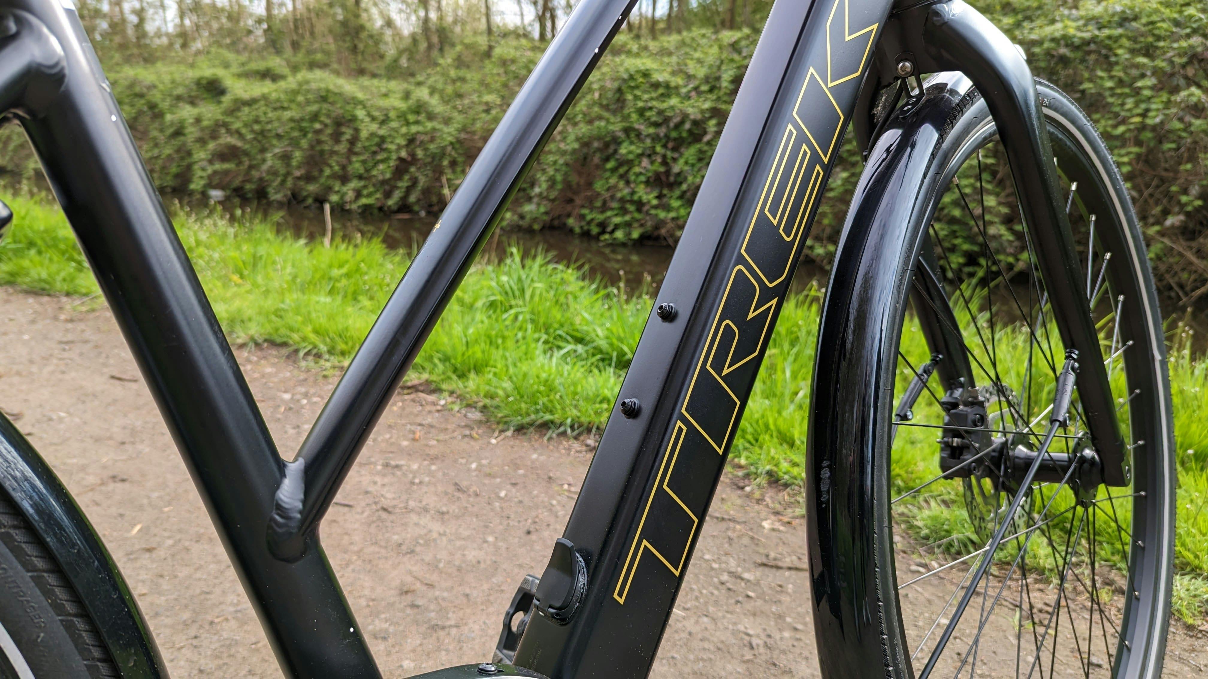 De accu zit verborgen in een relatief dunne middenstang.