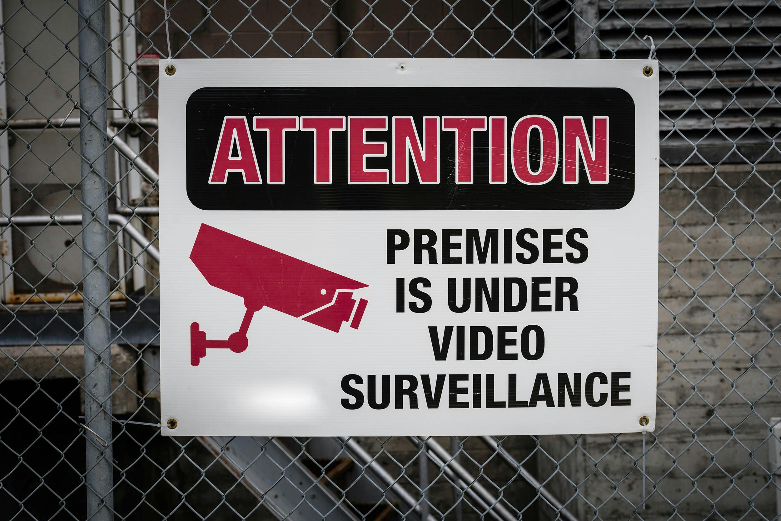 Bord dat aangeeft dat eigendom door beveiligingscamera wordt bewaakt