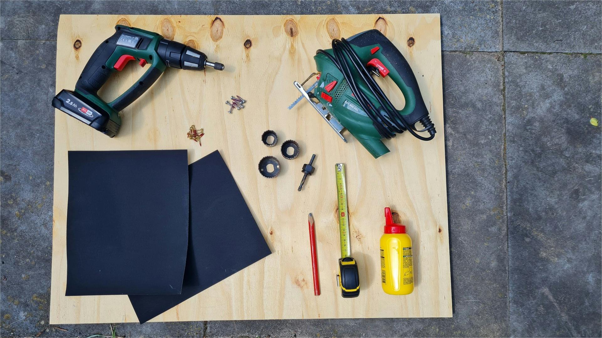 Gereedschap en hout voor het vogelhuisje