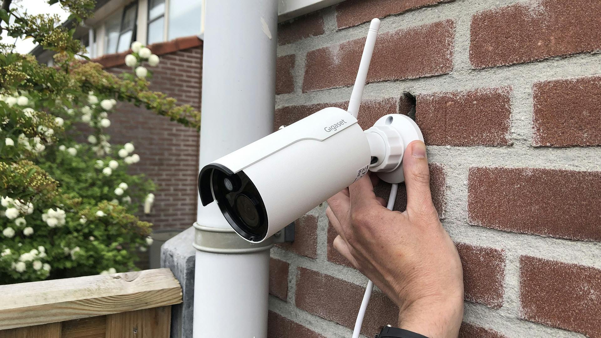 Gigaset Outdoor Camera op een muur
