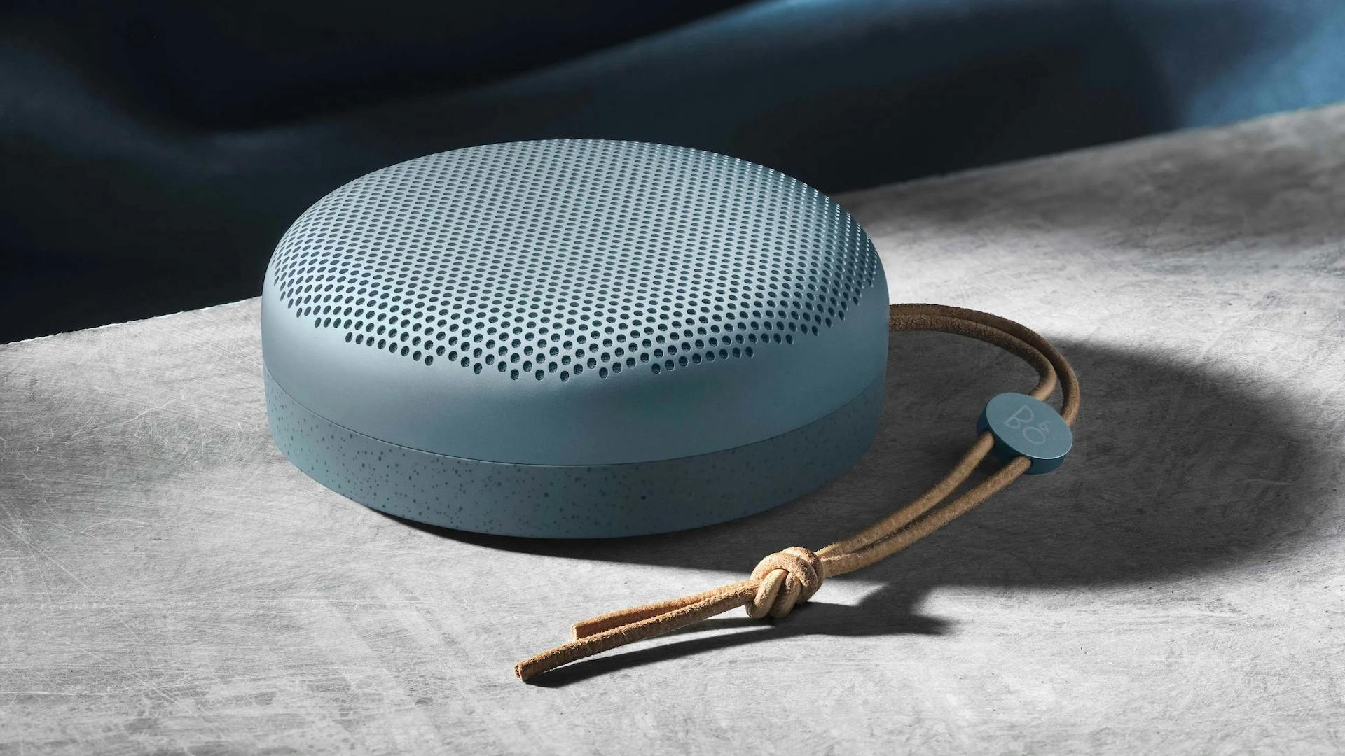 Een blauwe Bang & Olufsen Beoplay A1 speaker.