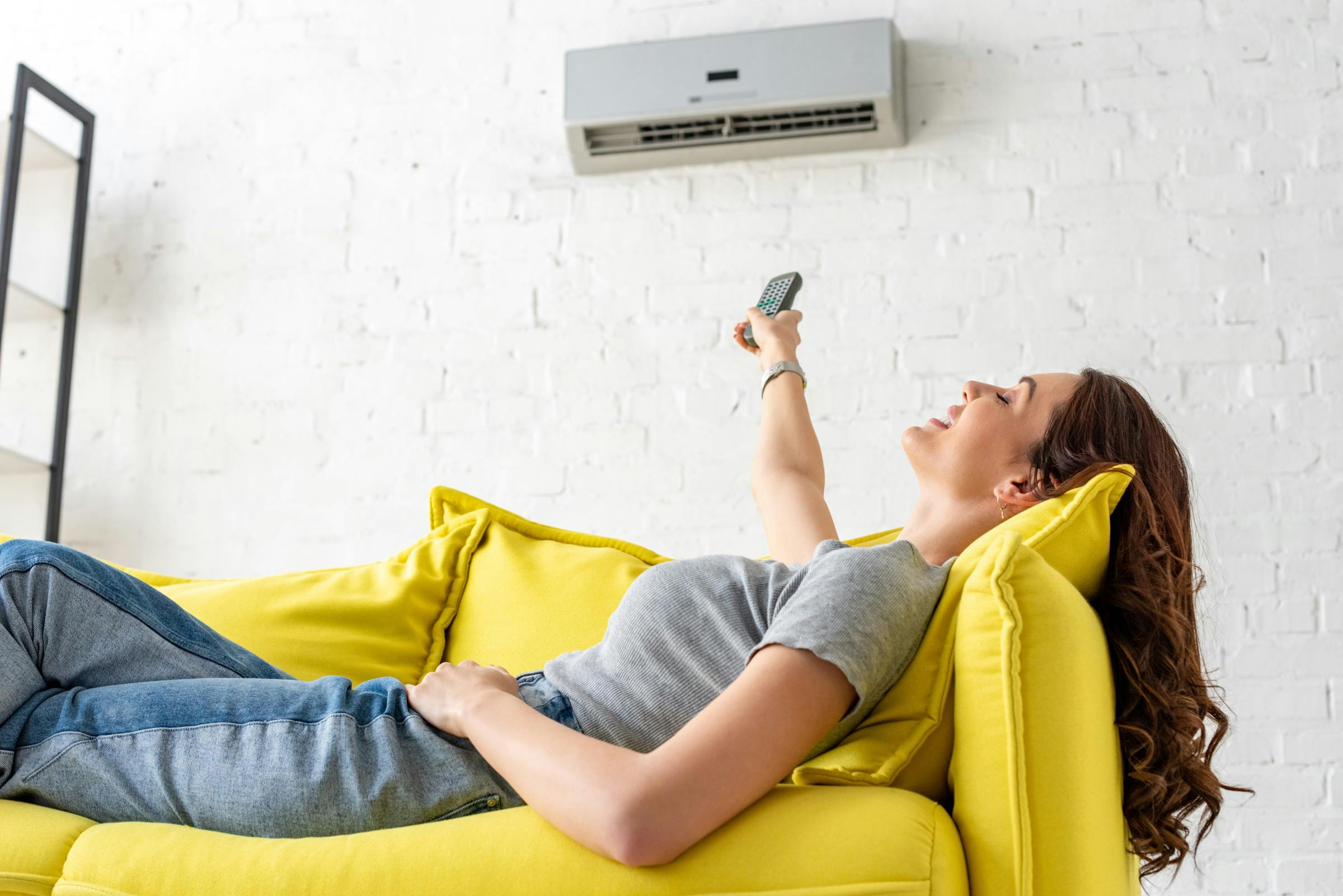 vrouw onder airco
