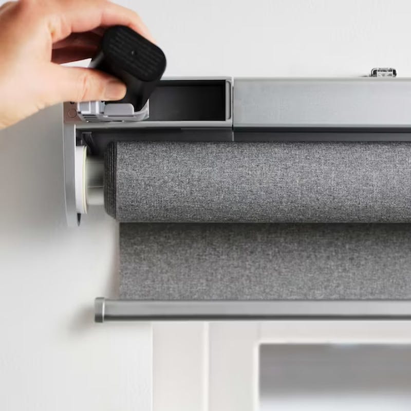 Bij Ikea vind je ook slimme rolgordijnen die je op afkomst kunt bedienen.