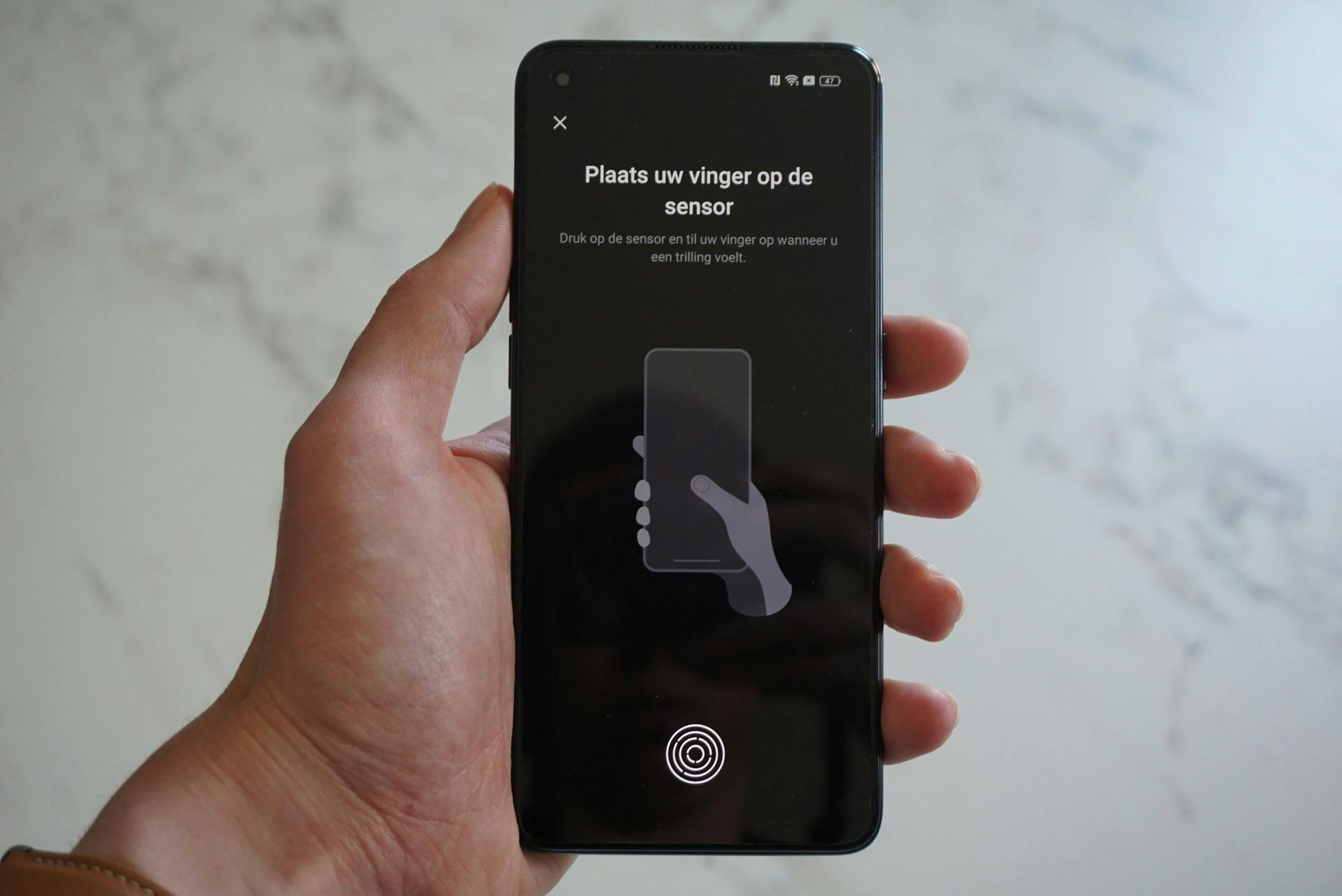 De vingerafdrukscanner achter het scherm is snel en betrouwbaar