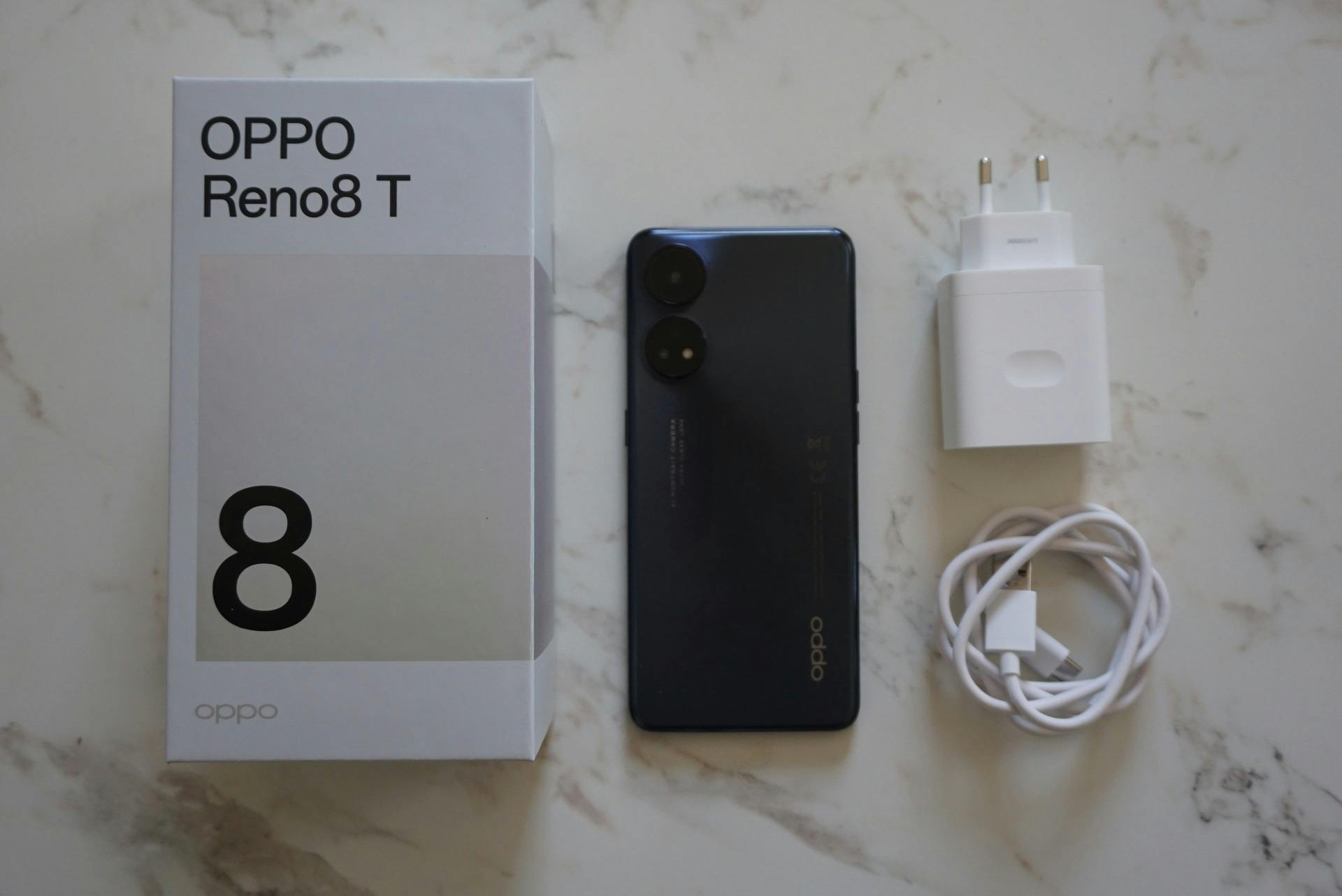 Oppo levert de Reno8 T met een oplader.