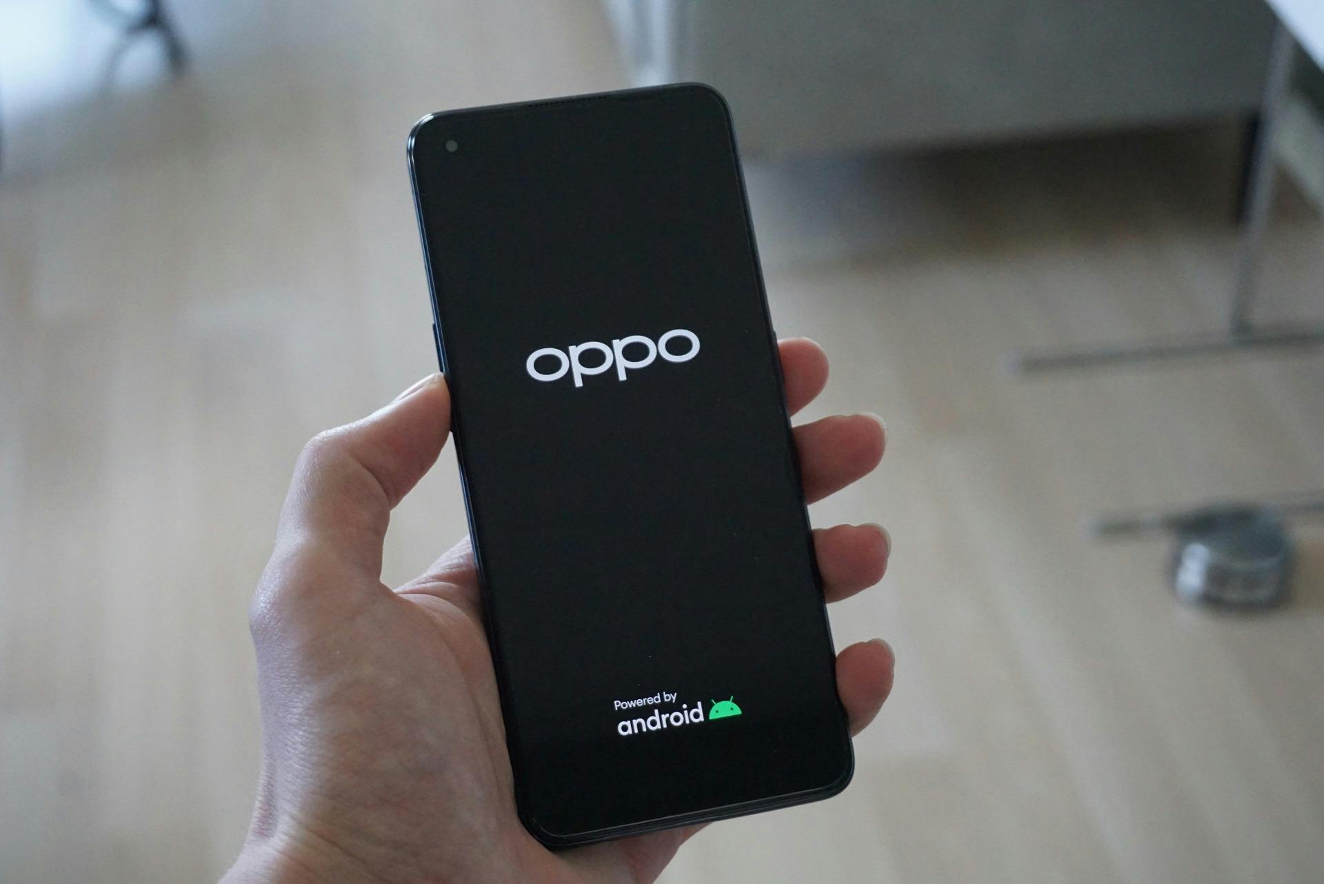 De Reno8 T is lastig met één hand te bedienen