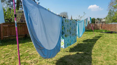 Hoeslaken netjes opvouwen moeilijk? Zo lukt het wél!