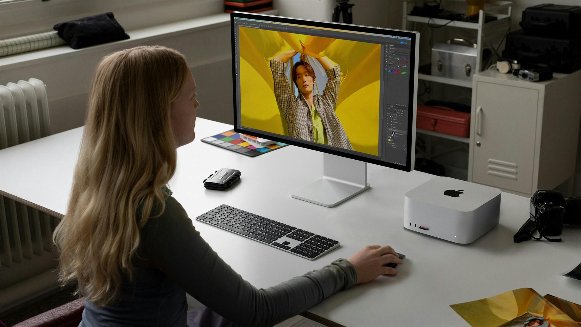 Rechts de vierkante Mac Studio, naast een los verkrijgbare Apple-monitor