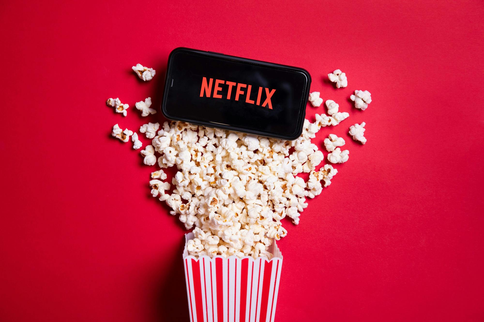 Netflix-logo met popcorn