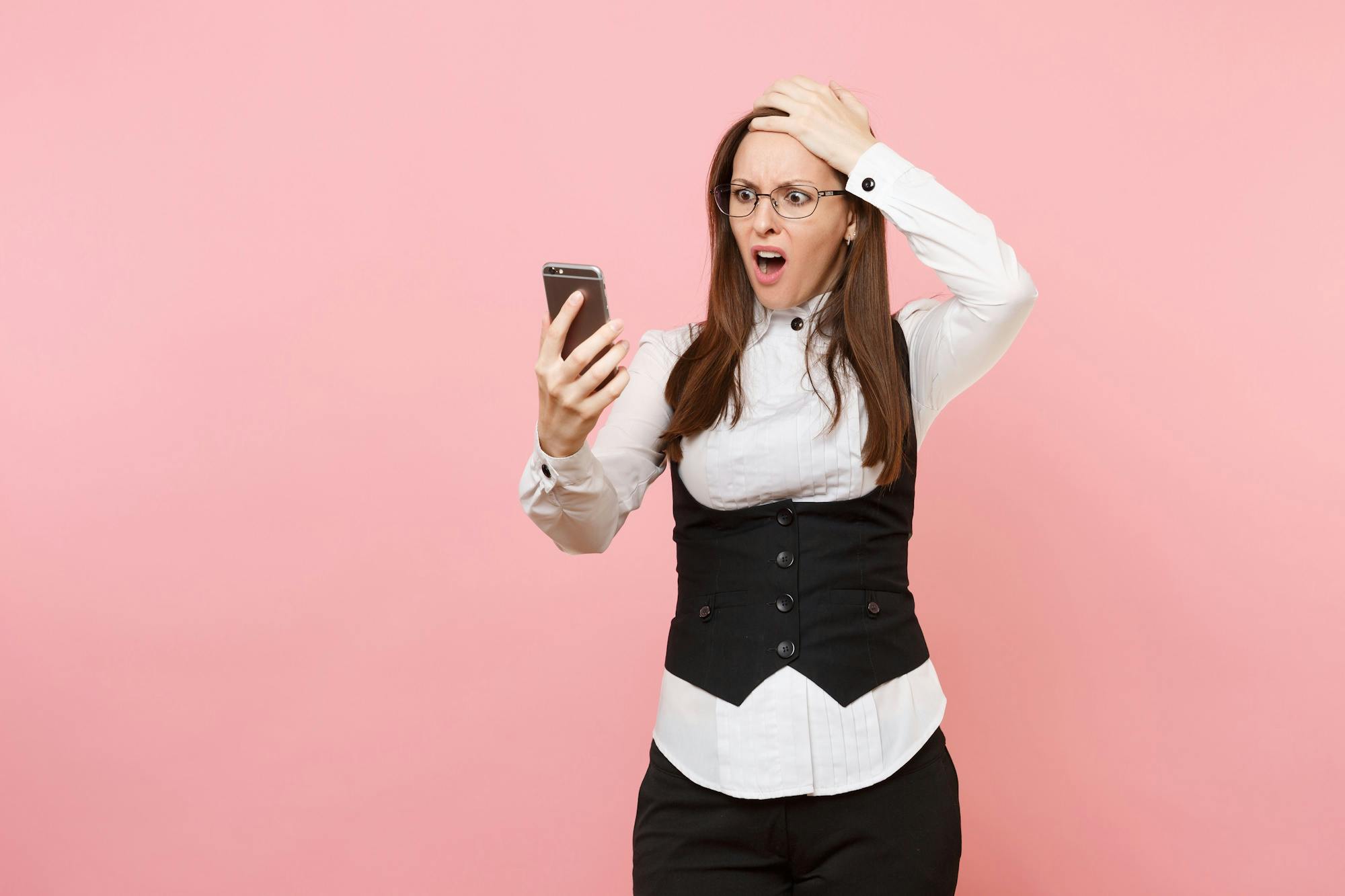 Vrouw kijkt ontdaan naar haar telefoon