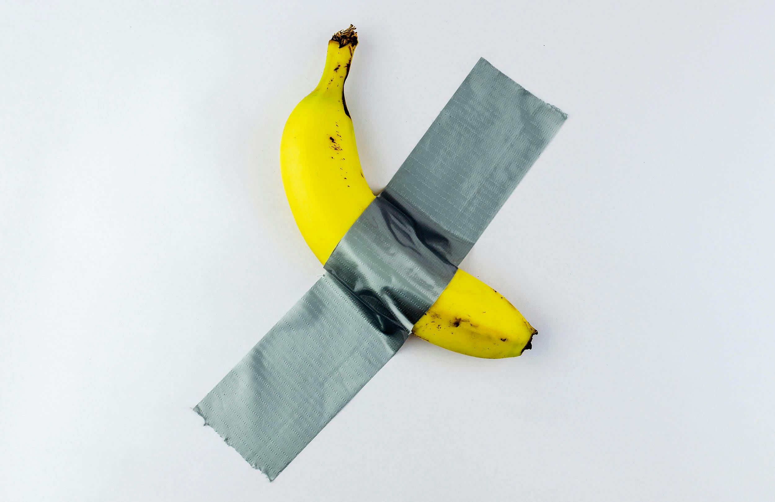 Banaan met duct tape aan een muur geplakt