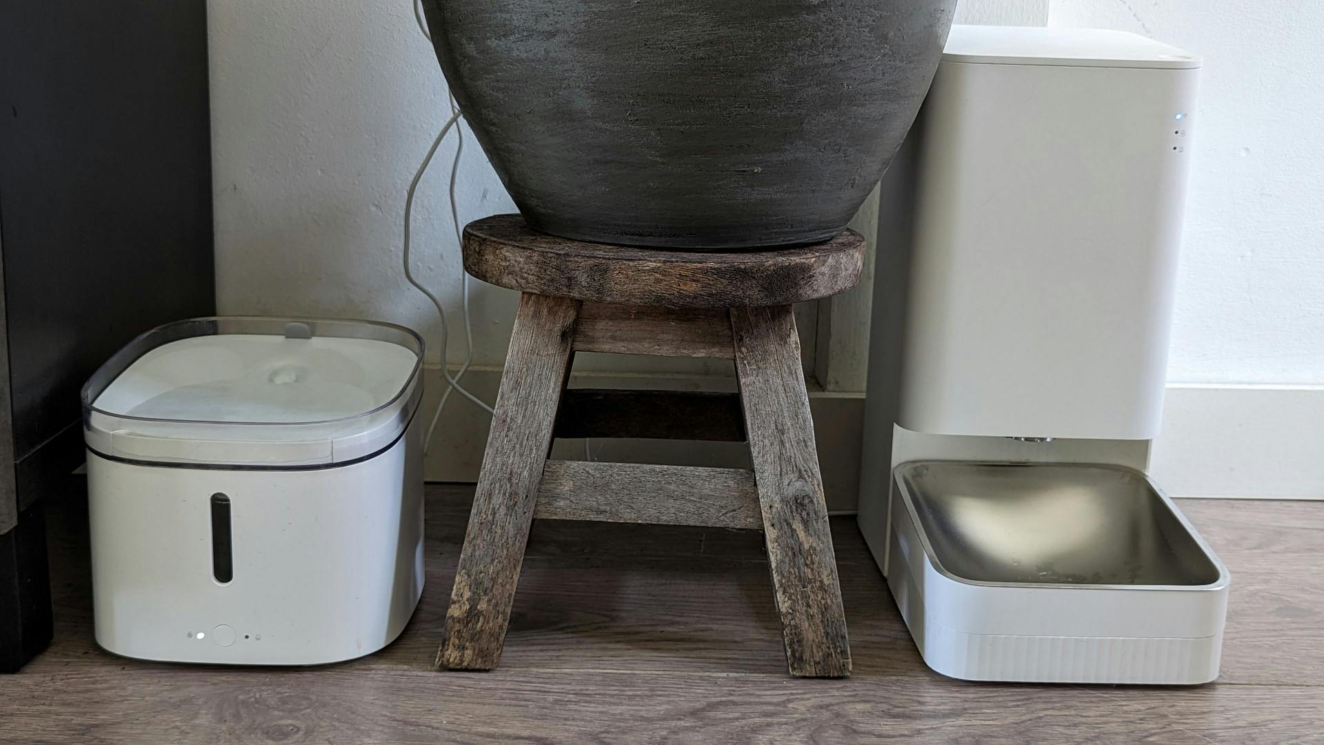 Naast een drinkfontein is er ook een slimme voerbak beschikbaar (rechts op de foto).