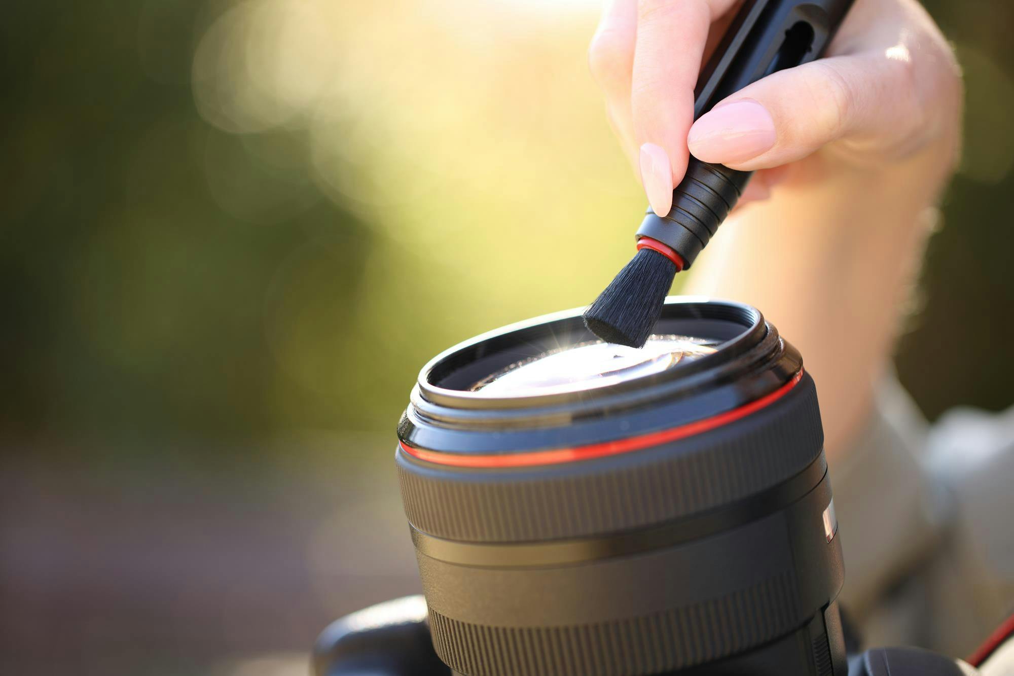 objectief camera schoonmaken met lenskwast