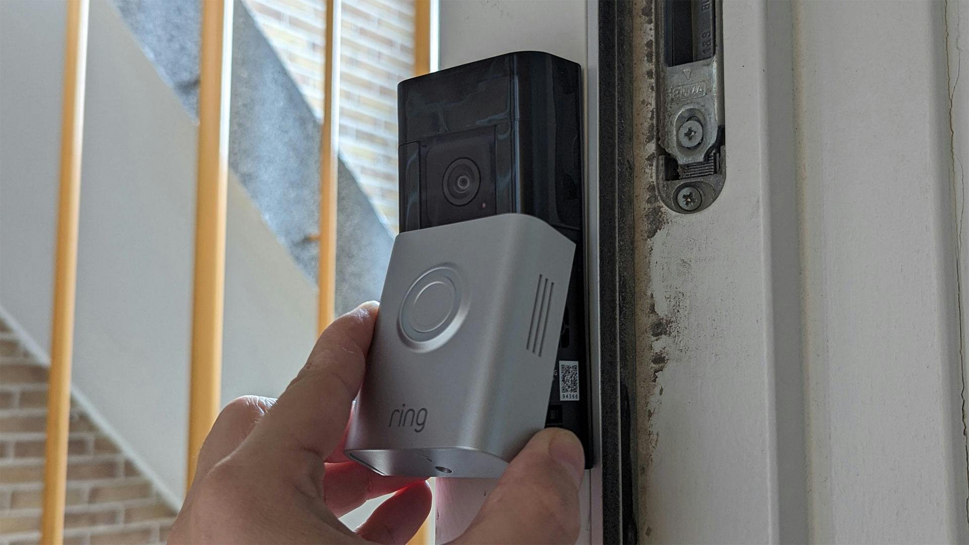 Het klepje trek je een beetje schuin omlaag.