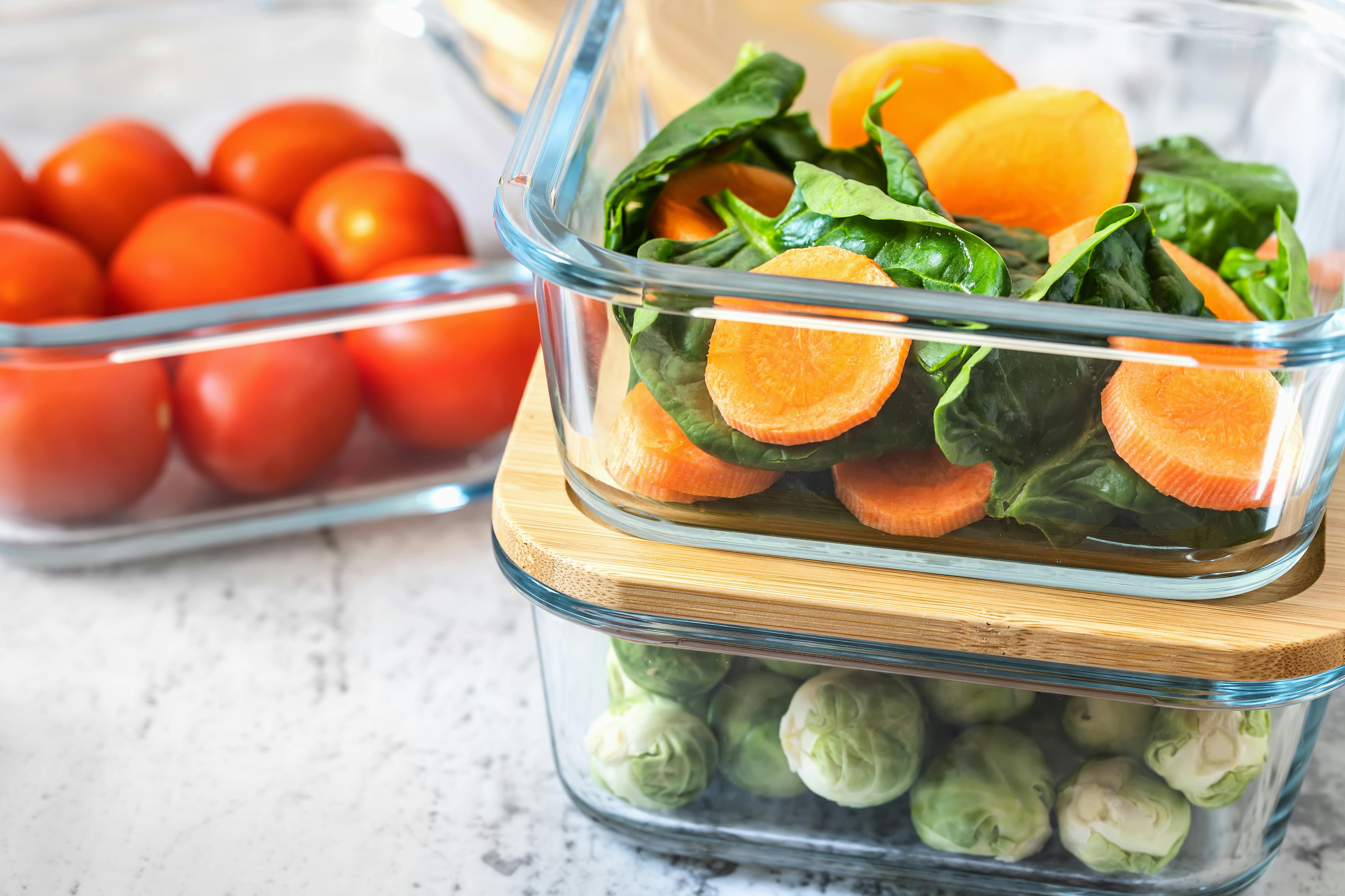 Glazen vershoudbakjes.