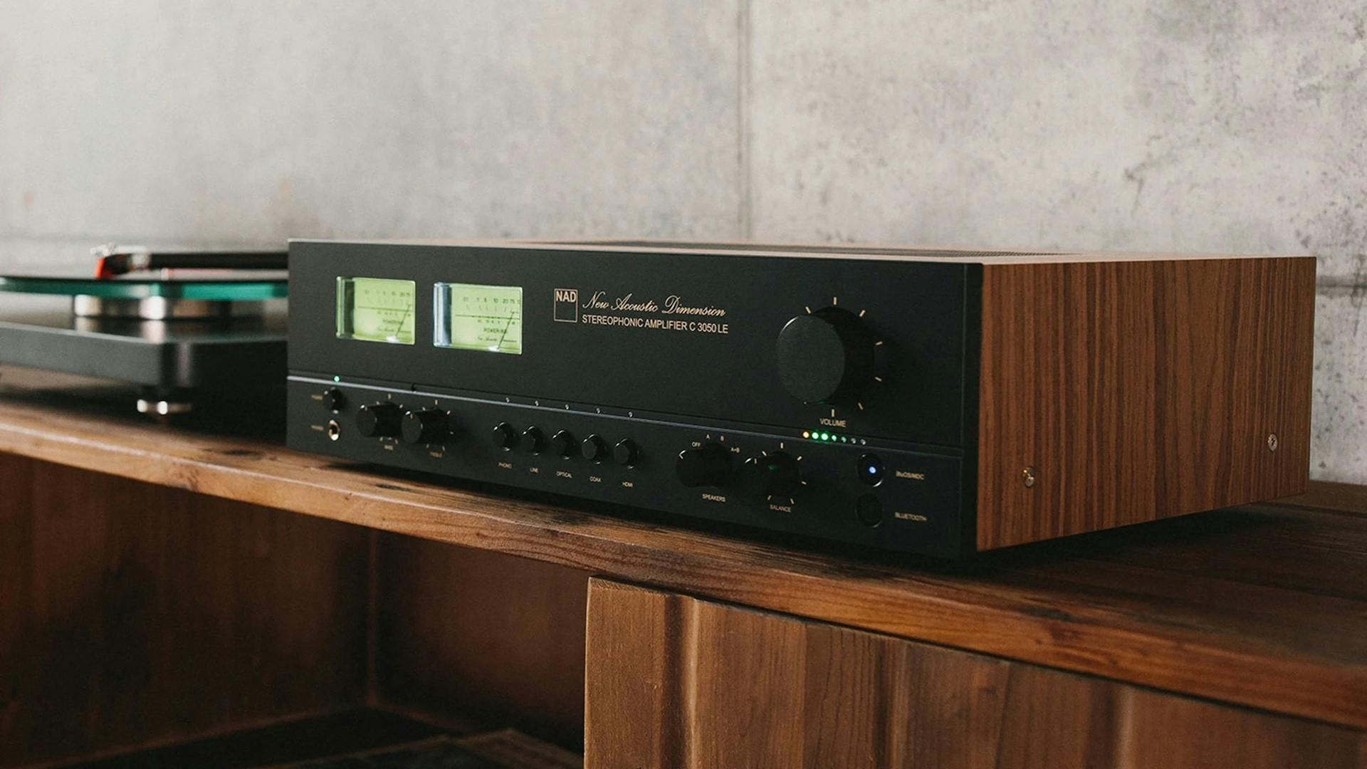 De NAD C 3050 naast een NAD-platenspeler.