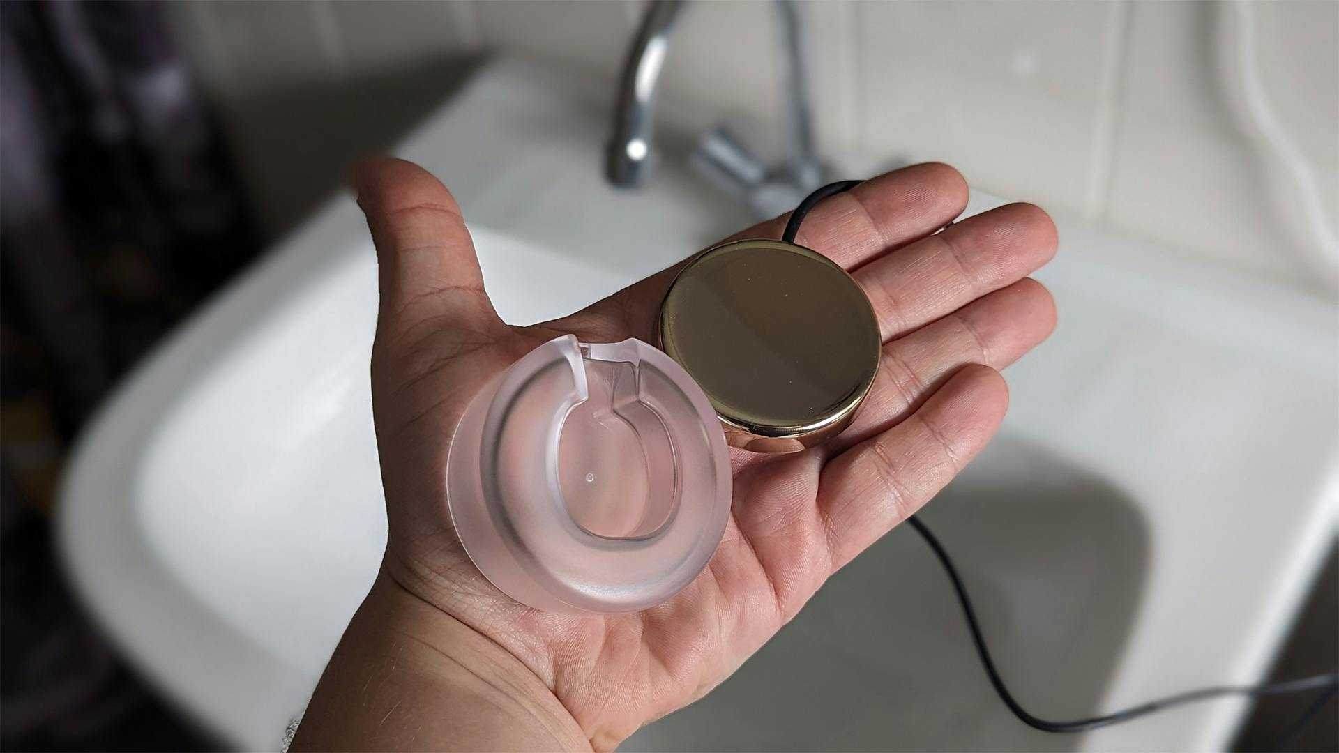 Rechts zie je de draadloze oplader.