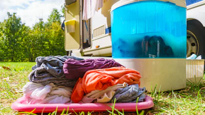 Met je campingwasmachine schoon en fris de vakantie door
