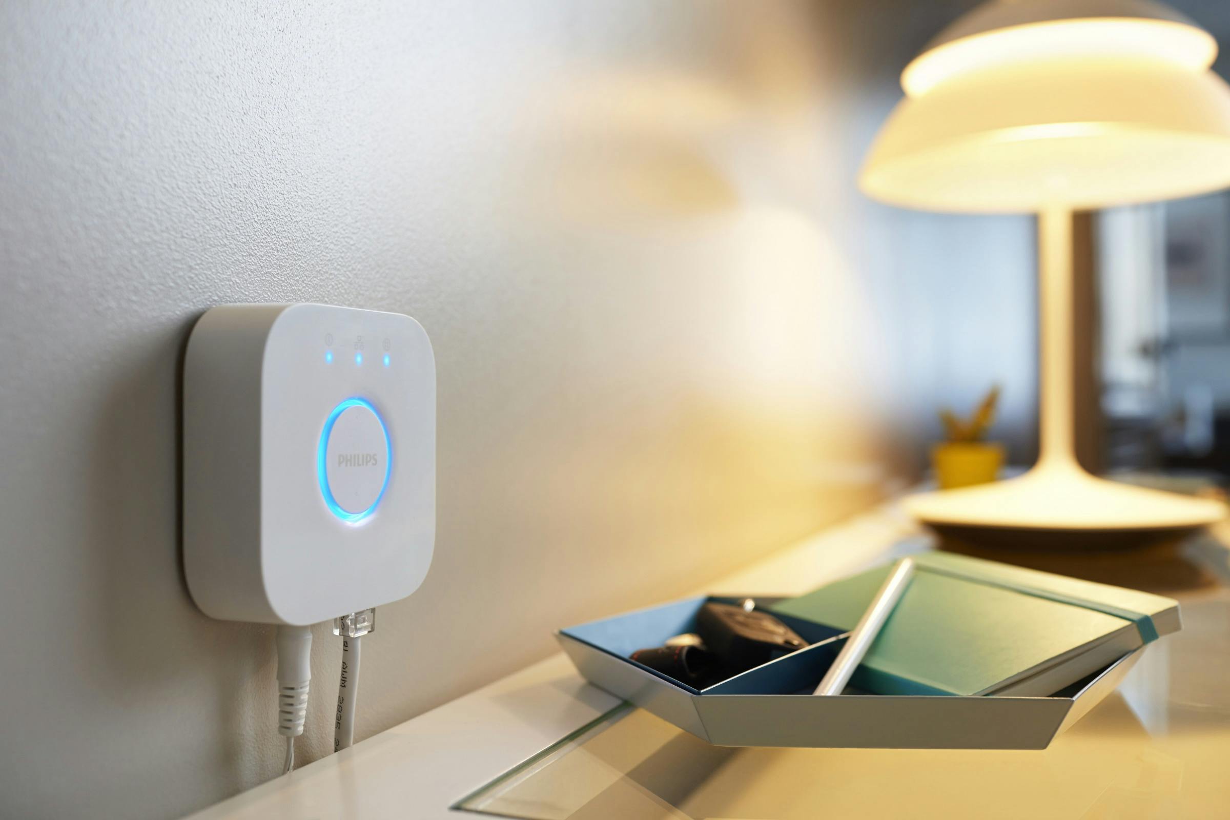 De Philips Hue-bridge zorgt voor de vertaling van de Zigbee-lampen naar het thuisnetwerk.