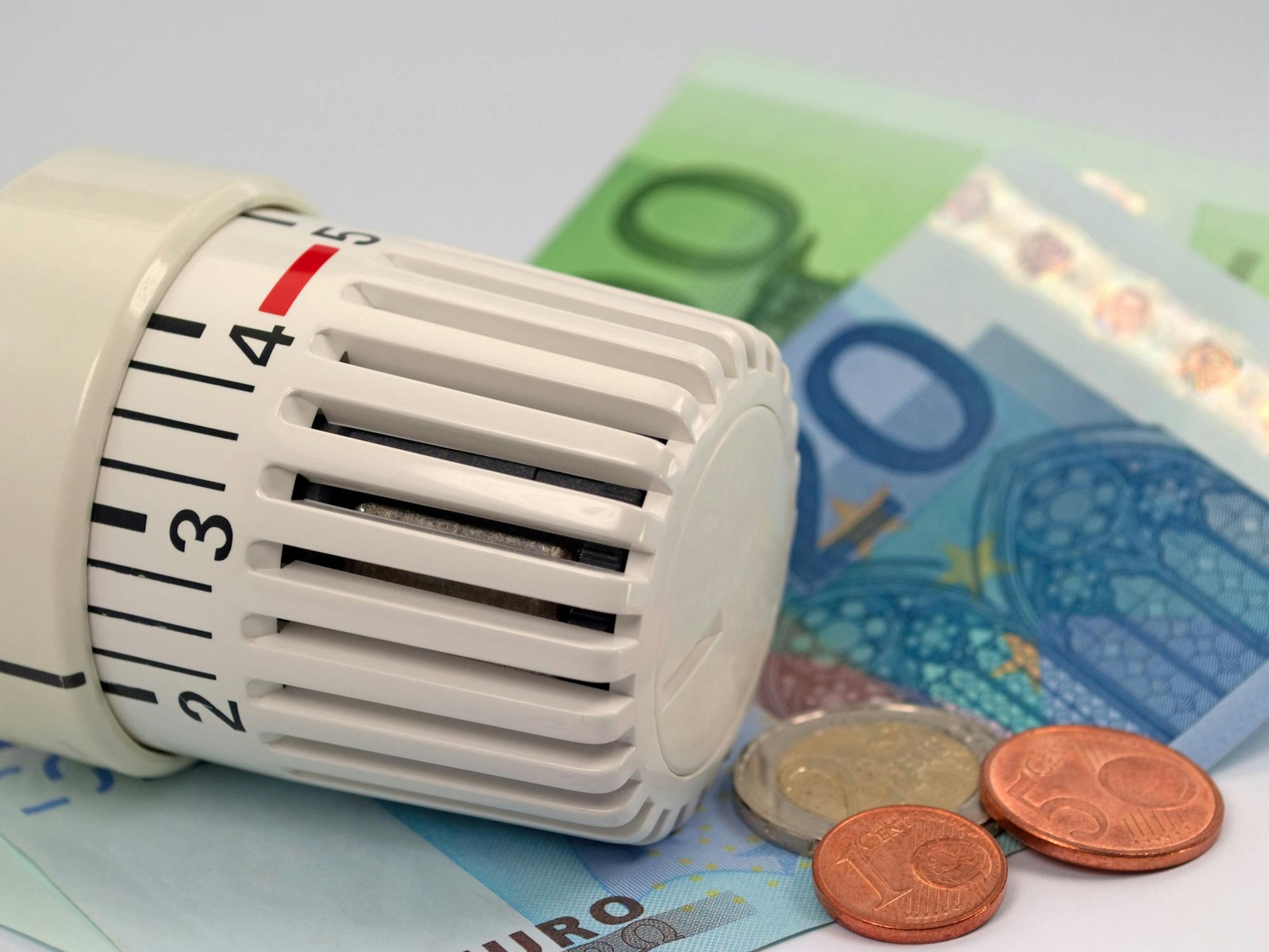 Thermostaatknop met een stapel geld