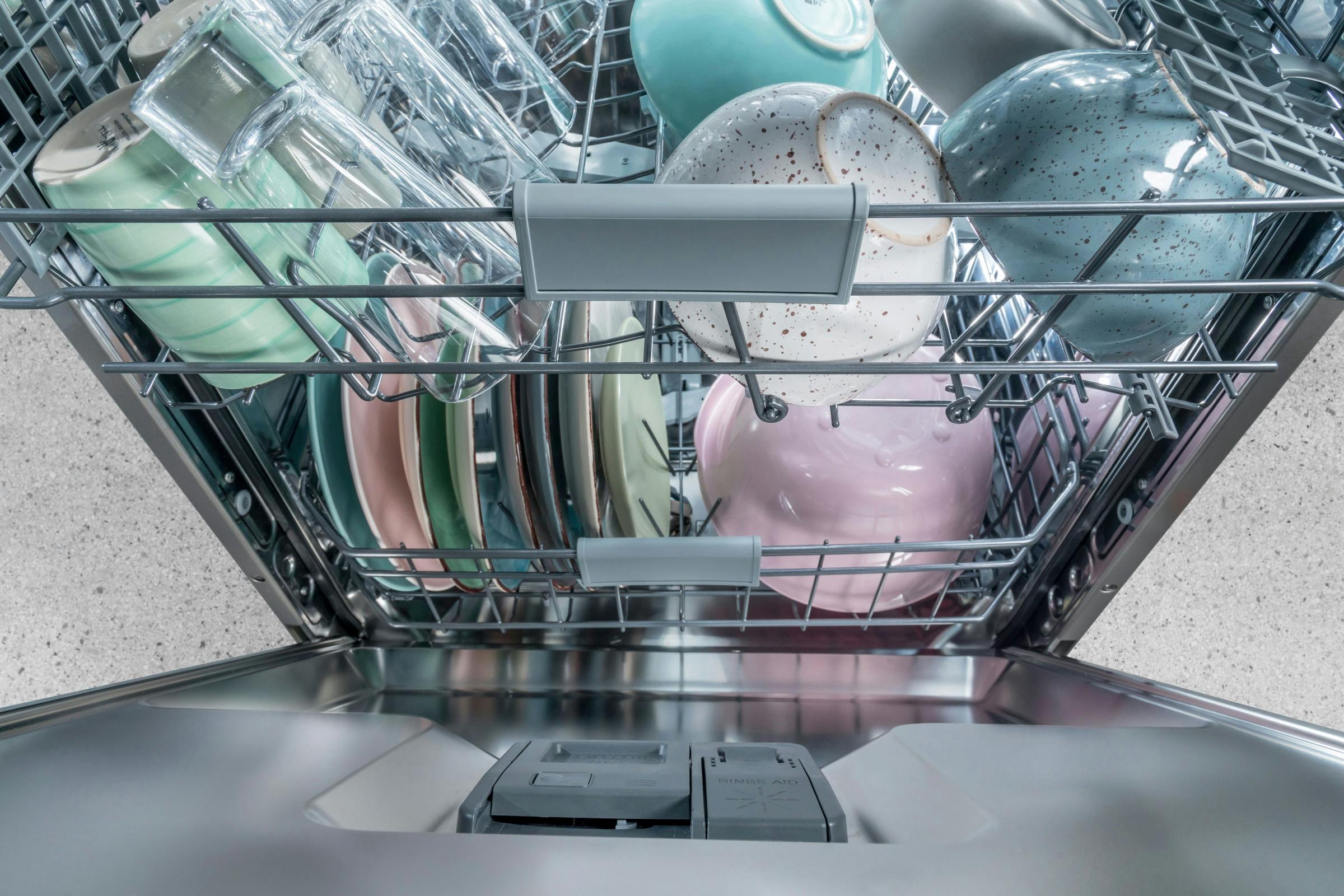 een kijkje in een volle vaatwasser vol met vaat