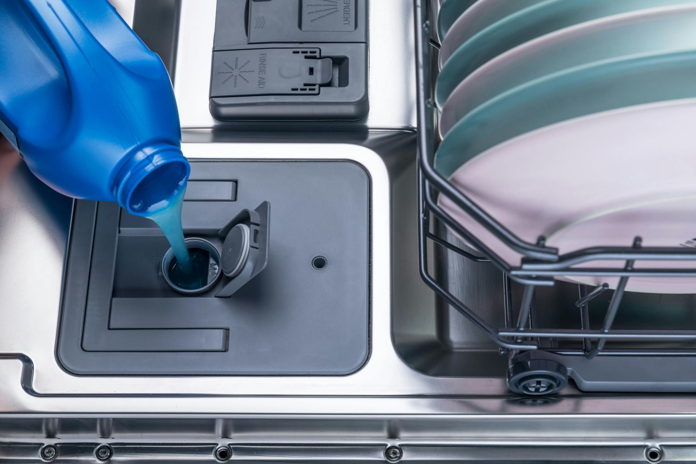 vaatwasser wordt bijgevuld met glansspoelmiddel