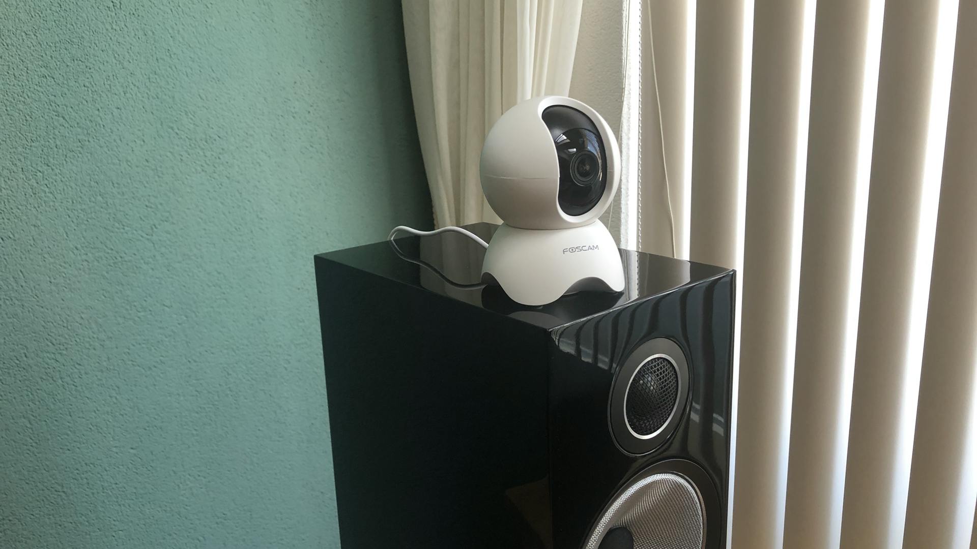 Foscam X5 op een speaker