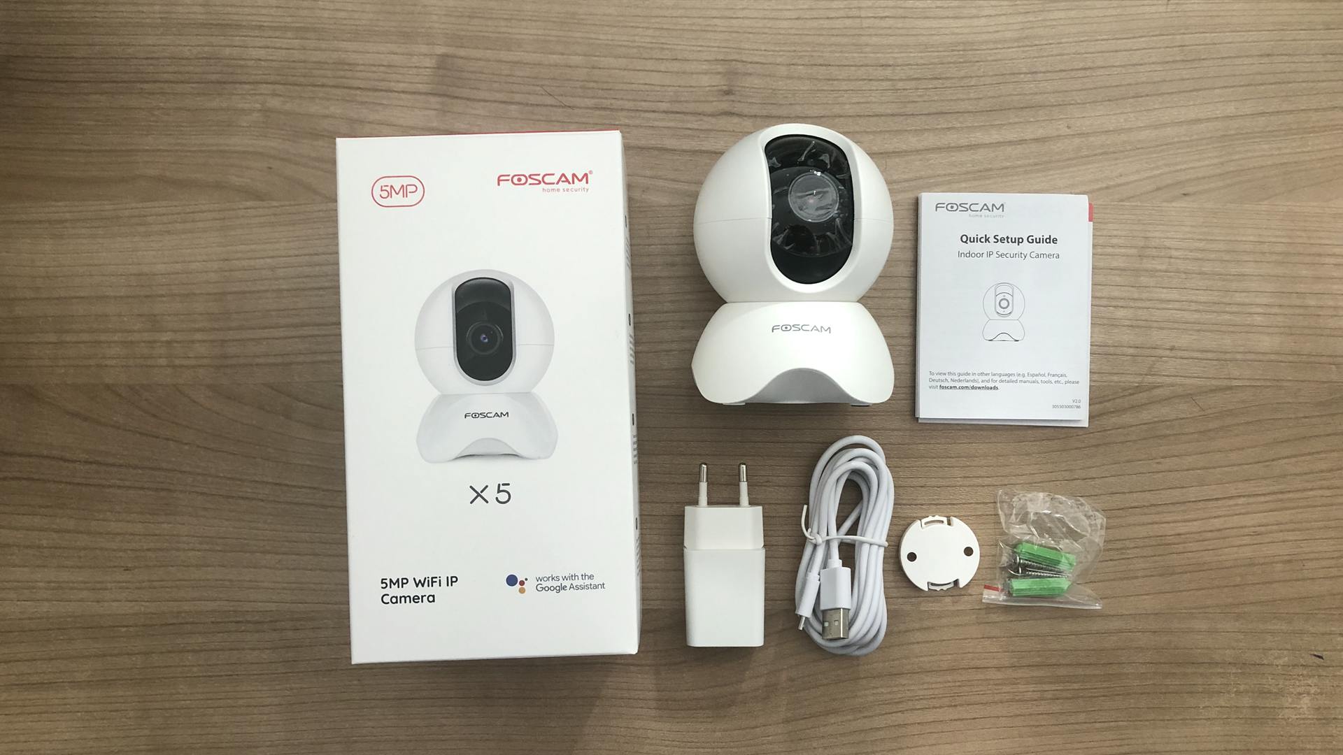 Inhoud productdoos Foscam X5 op tafel