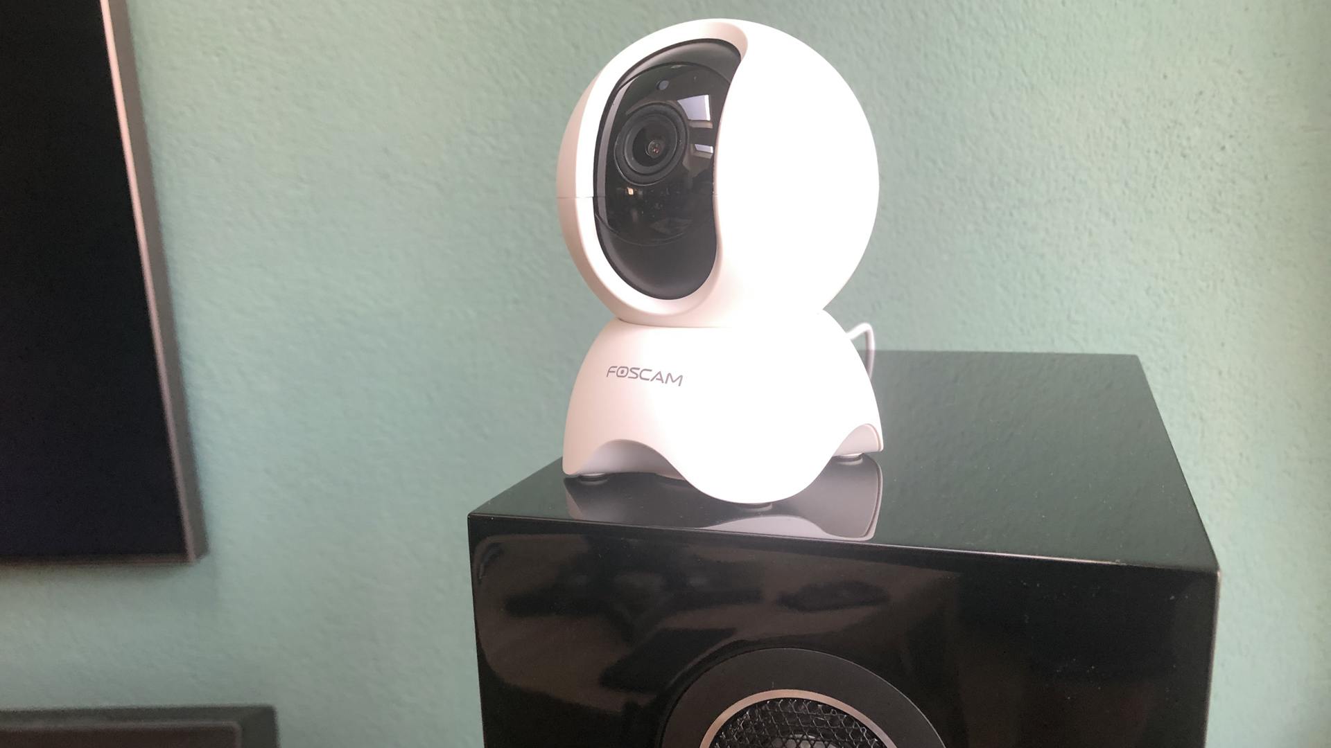 Foscam X5 neergezet op speaker