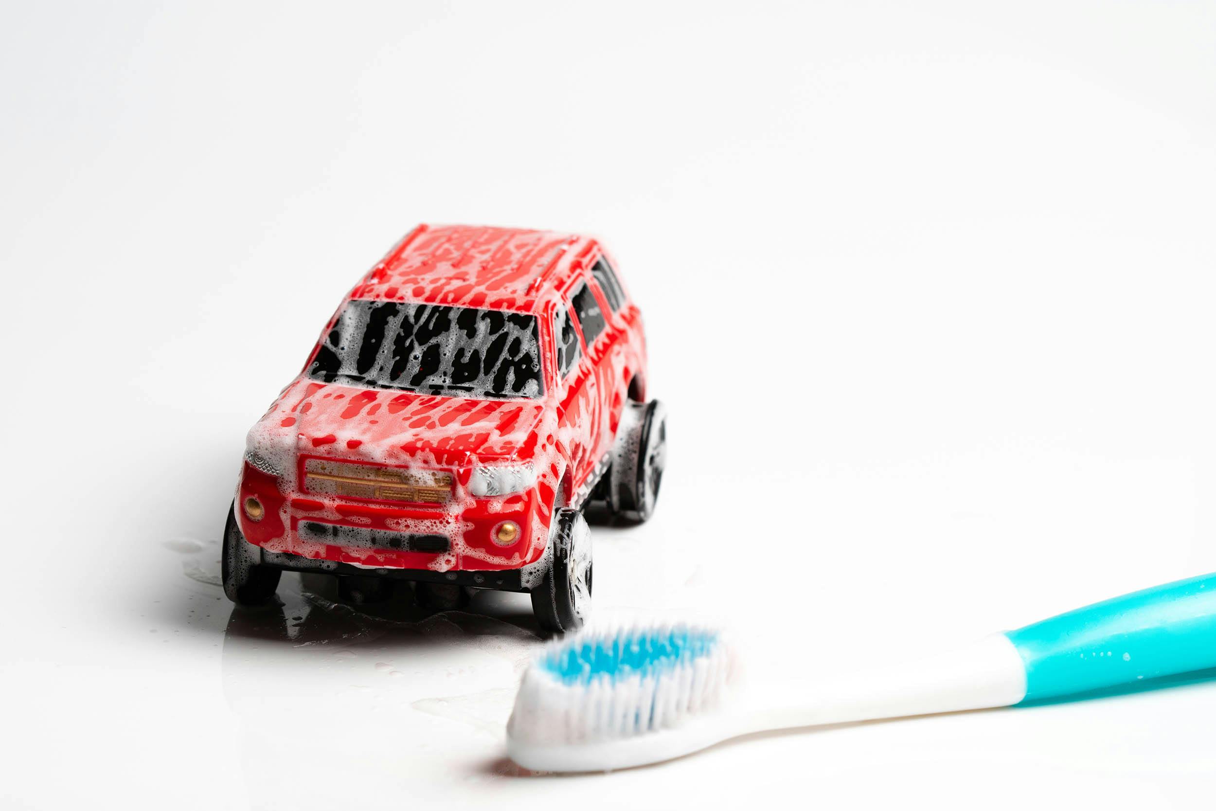 Speelgoedautootje schoonmaken