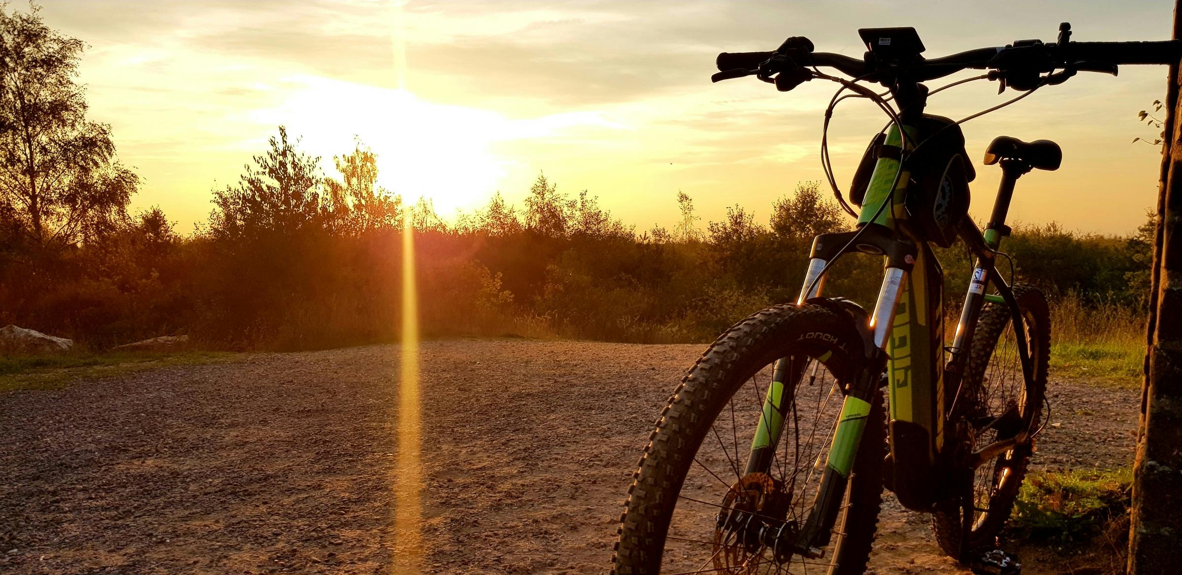 Fiets bij zonsondergang