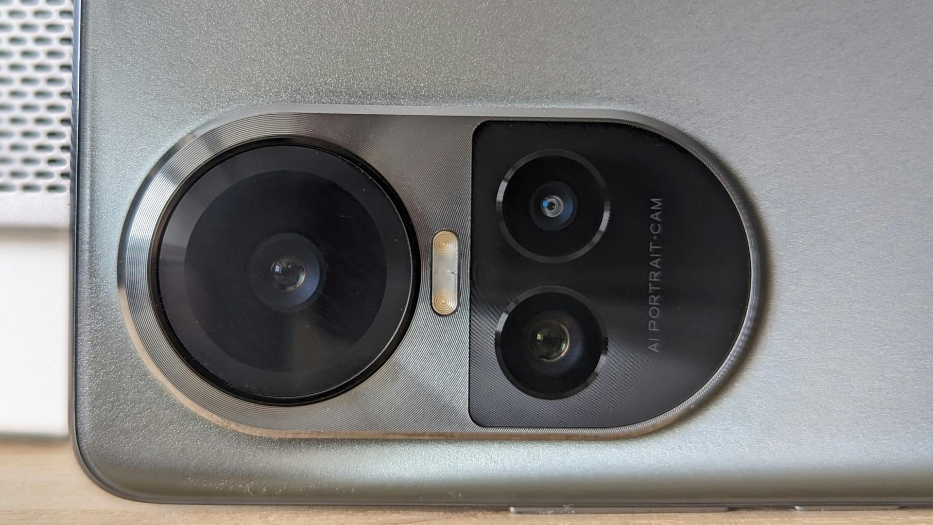 Geen overbodige camera's: een groothoeklens, zoomlens en primaire cameralens.