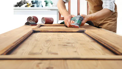 Een deur schuren: een handleiding met praktische tips