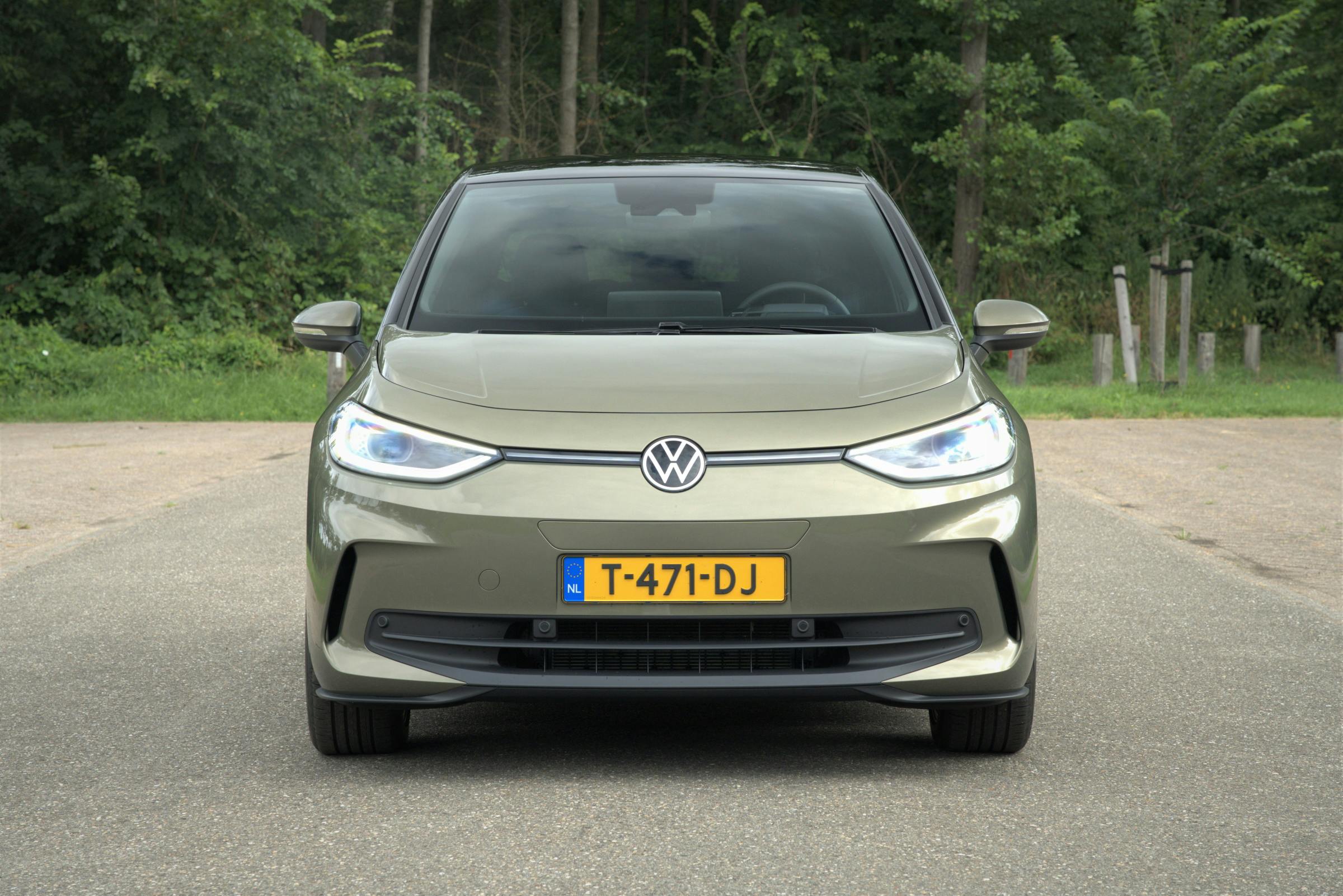 De vernieuwde ID.3 is herkenbaar aan de luchtsleuven op de hoeken van de voorbumper en de geheel in kleur gespoten voorklep.