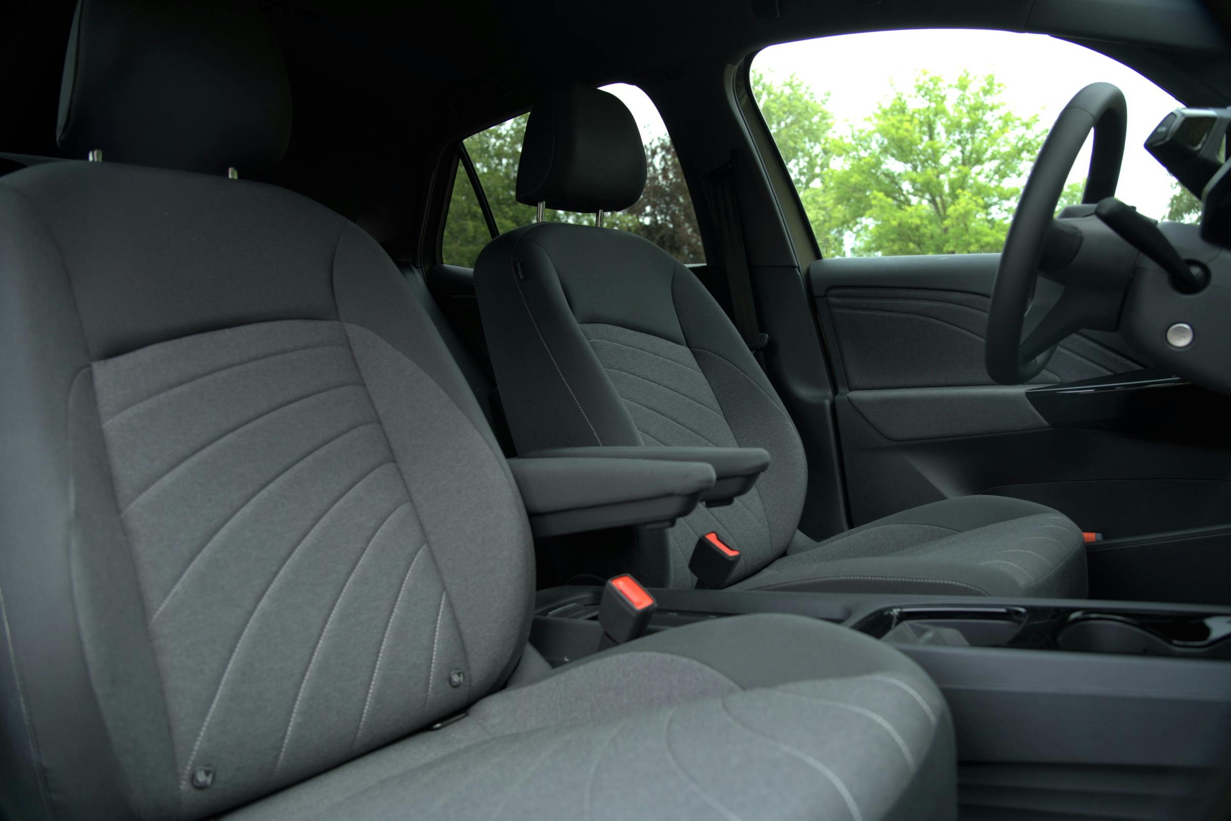 Prettige comfortstoelen in de Pro en Pro Business, de S-versie heeft standaard sportstoelen.