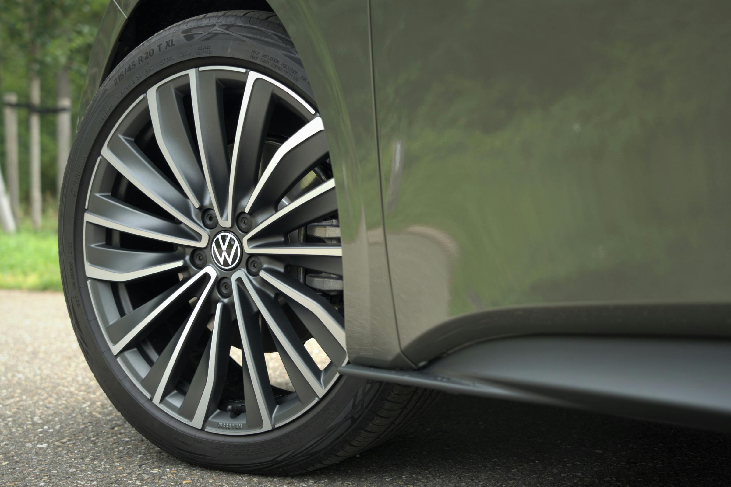 De testauto staat op 20-inch wielen met brede banden, die voor een iets hoger stroomverbruik zorgen.