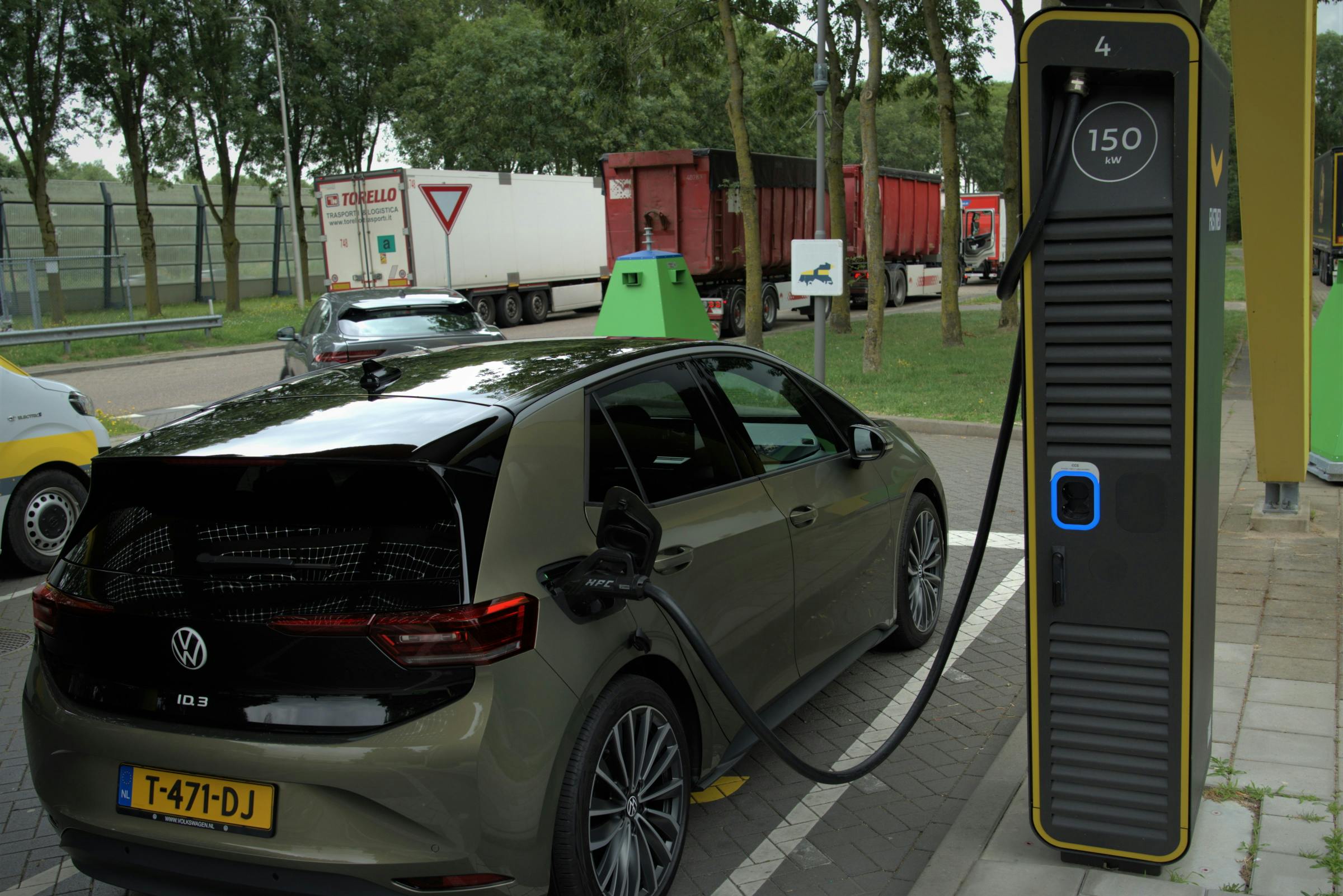 Met de 58 kWh-accu bereikt de ID.3 een hoogste laadkracht van 120 kW. De versie met 77 kWh-batterij haalt 170 kW.