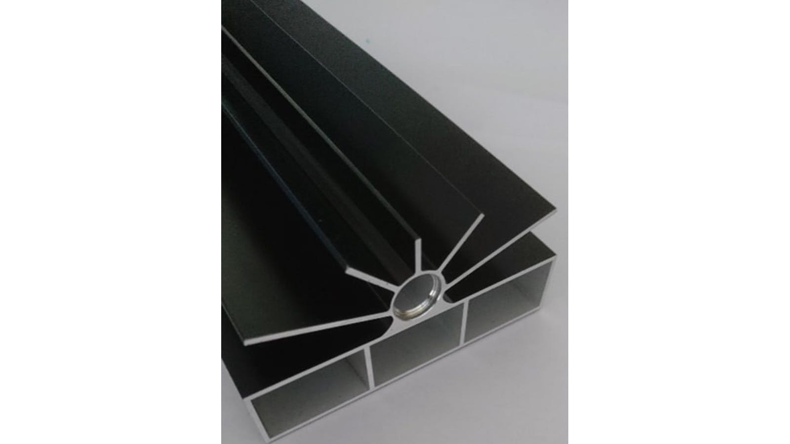 De thermodule bestaat uit drie luchtkanalen en een leiding waarin water met glycol circuleert. (foto: OptiSolar)