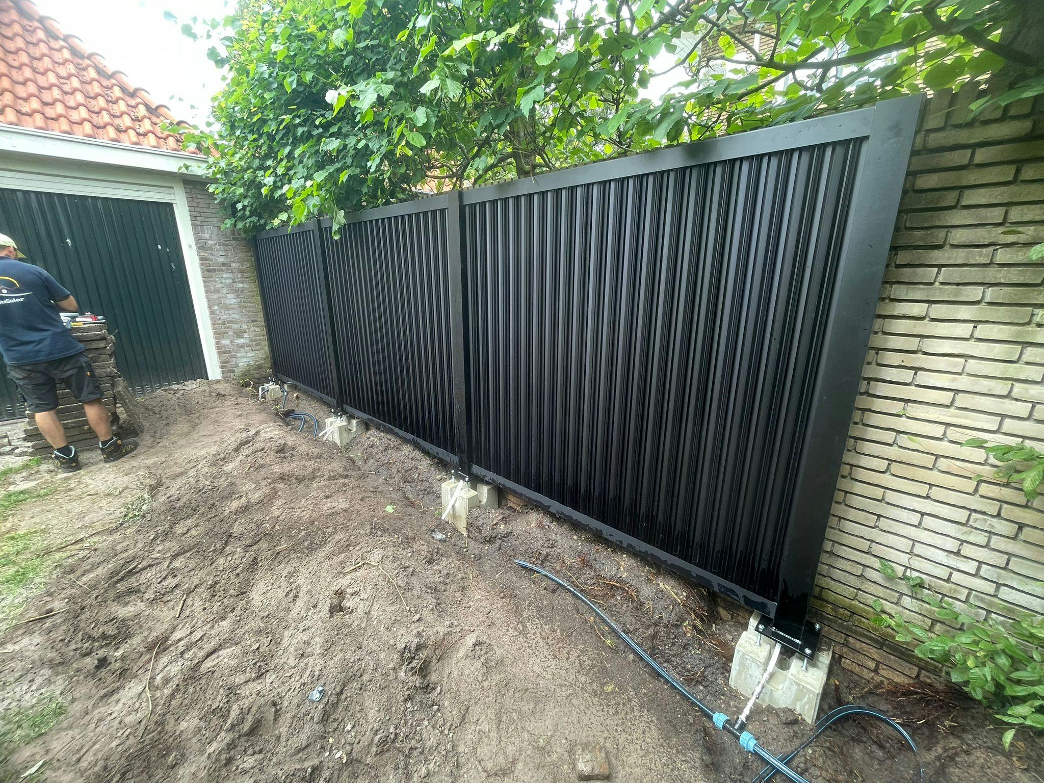 Twee kunststof leidingen verbinden de energieschutting met de warmtepomp. (Foto: OptiSolar)