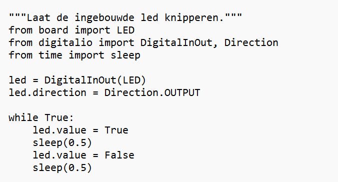 De code kun je downloaden van deze pagina en daarna vanuit een programma als Kladblok overnemen.