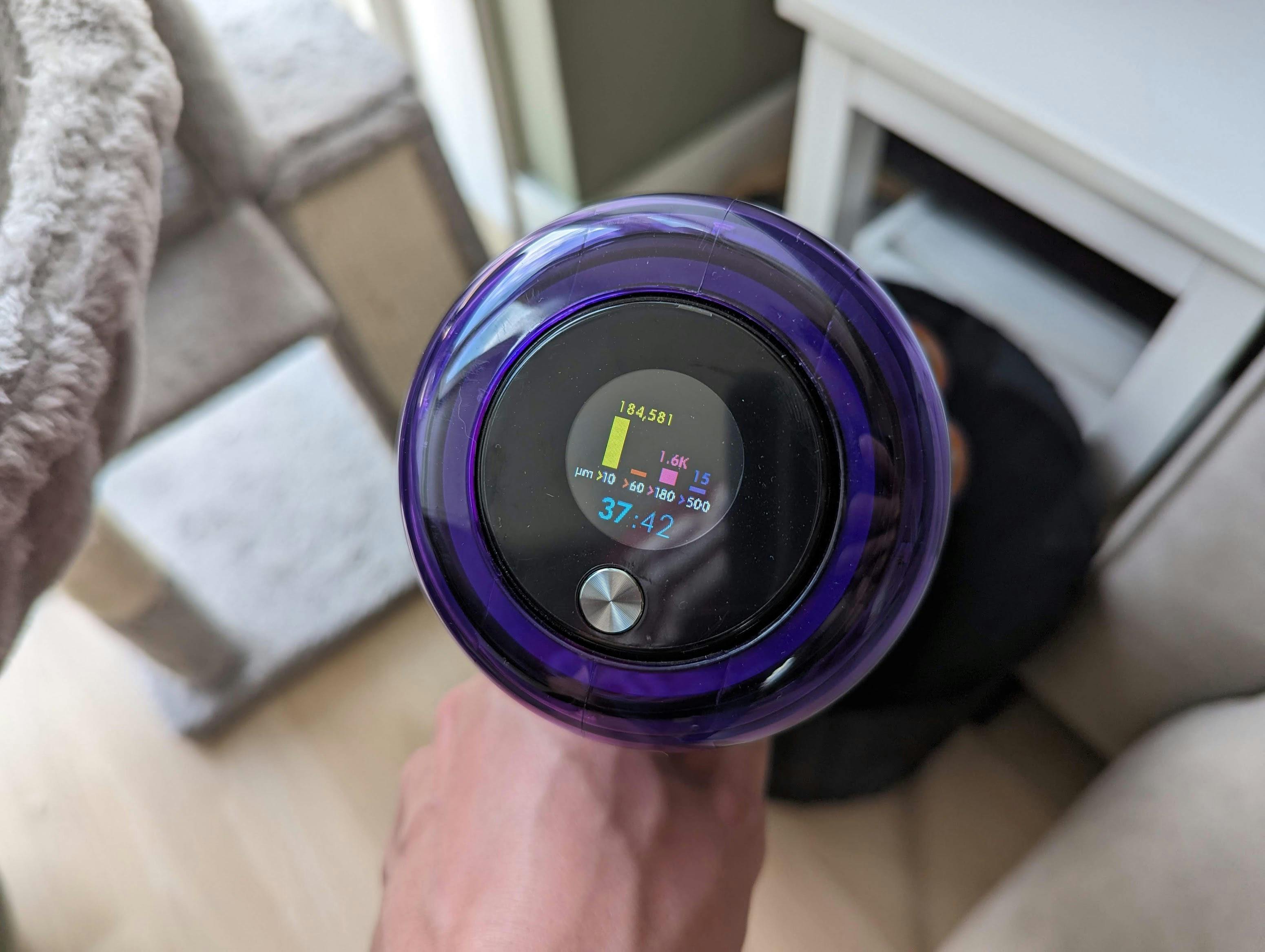 De Dyson-stofzuiger toont op het scherm ook de concentraties vuil die je opzuigt.