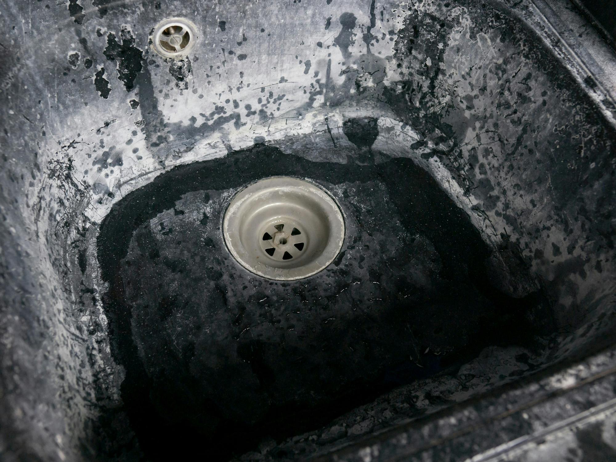 Kalkaanslag in de zwarte gootsteen