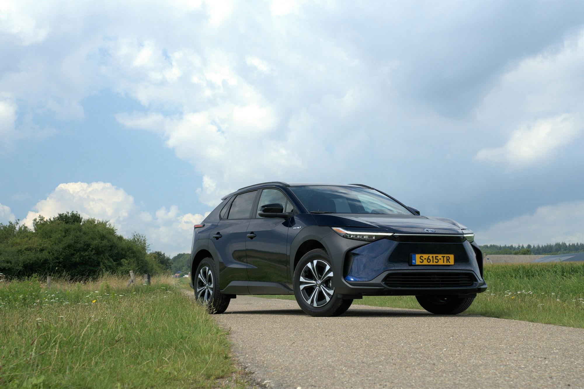 De Toyota bZ4x is nauwelijks langer dan de Corolla Touring Sports. Toch oogt hij veel groter.