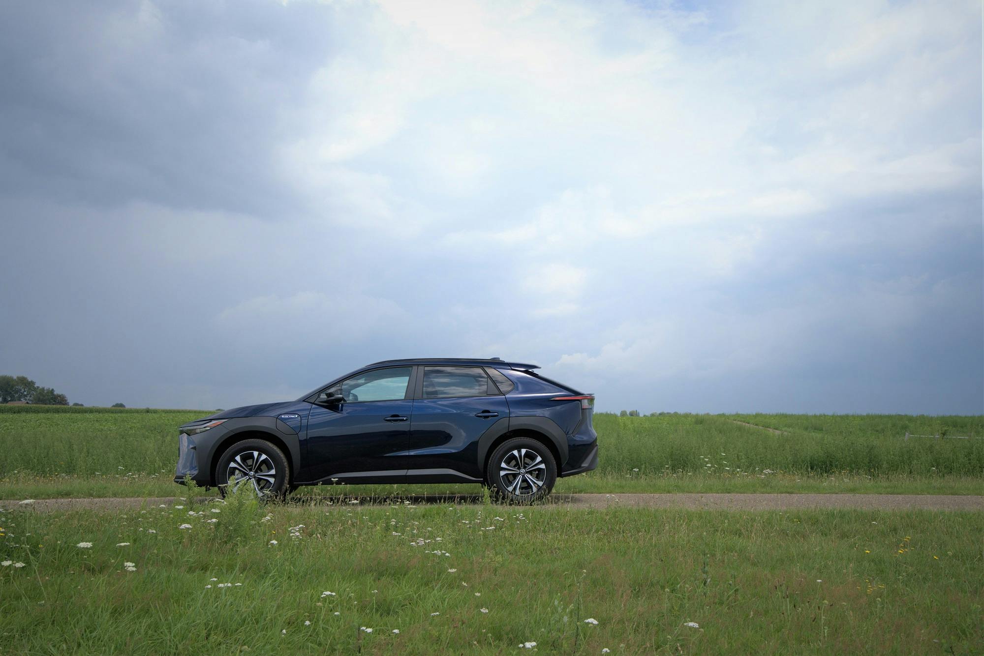 Het design van de Toyota bZ4x kent veel opvallende details, zoals de matzwarte 'stootblokken' rond de wielen.