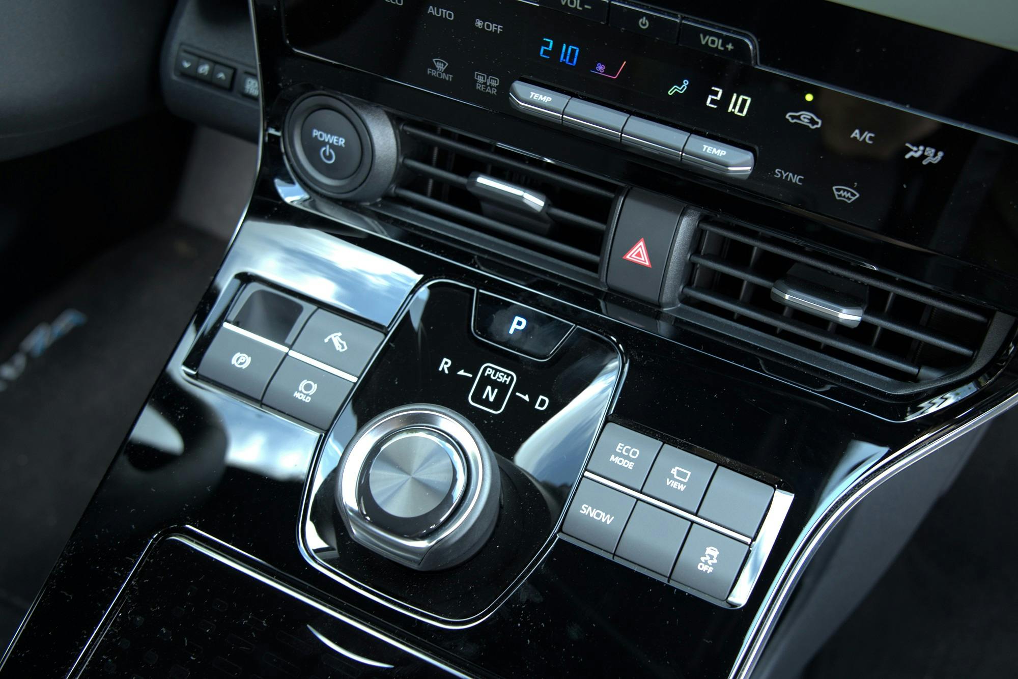 Rond de draai-/drukknop voor de rijrichting zijn tal van fysieke knoppen overzichtelijk in de middentunnel verdeeld.