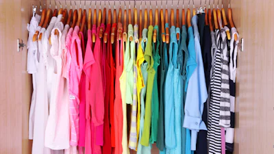 Kledingkast vol? Met deze slimme truc kan er toch nog een hoop bij!