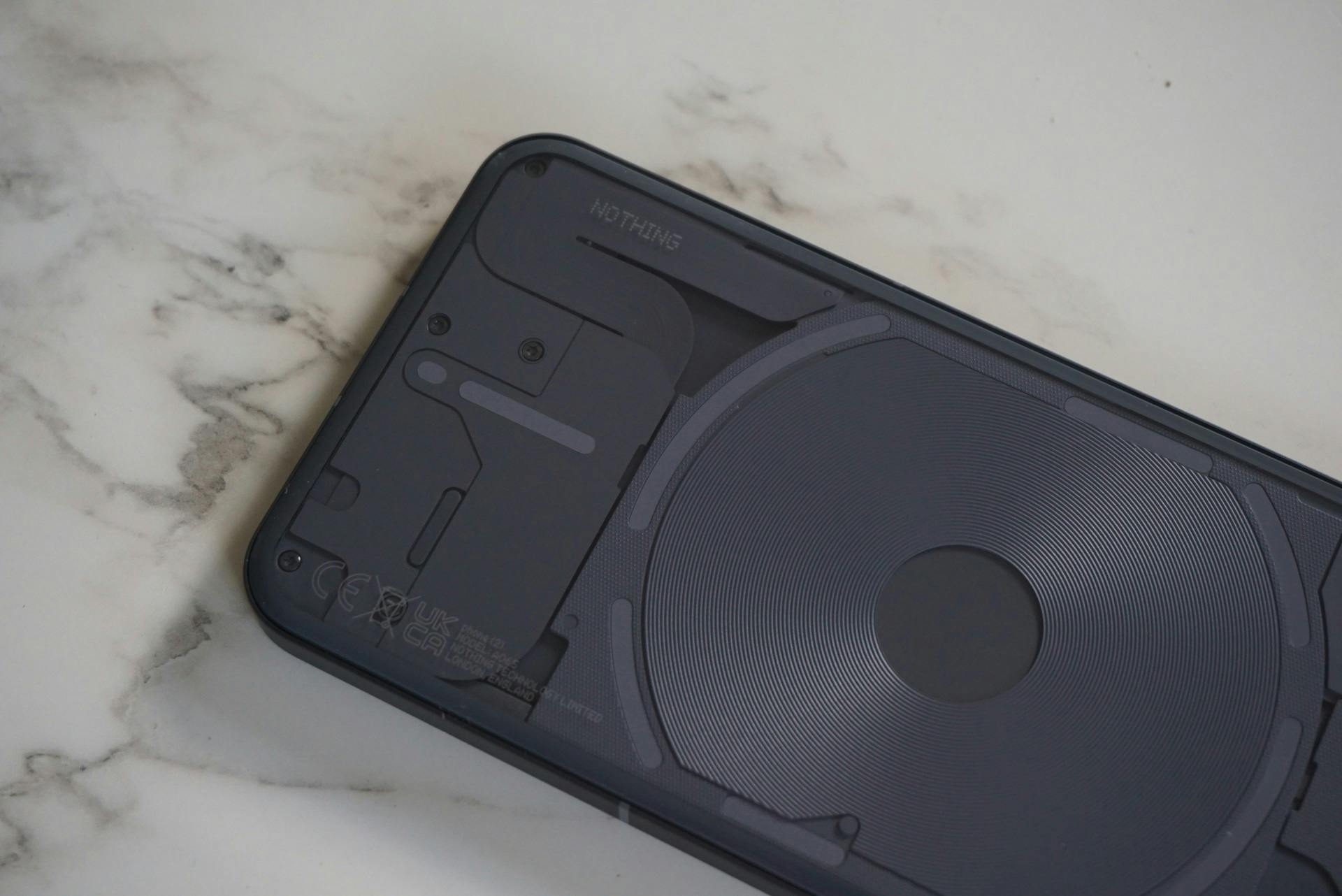 Deze cirkel is de spoel om de smartphone draadloos op te laden