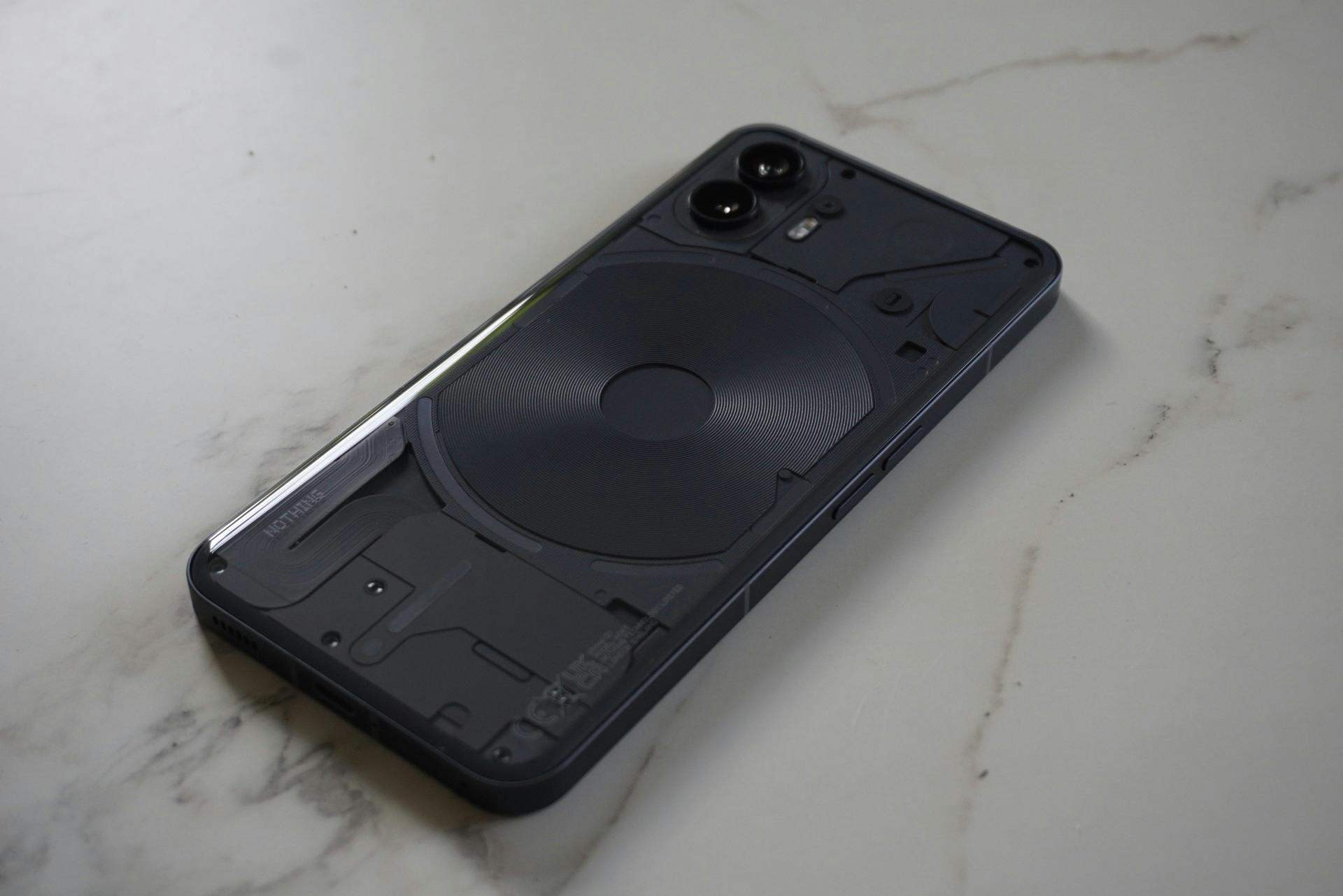 De Nothing Phone (2) heeft een semitransparante achterkant.