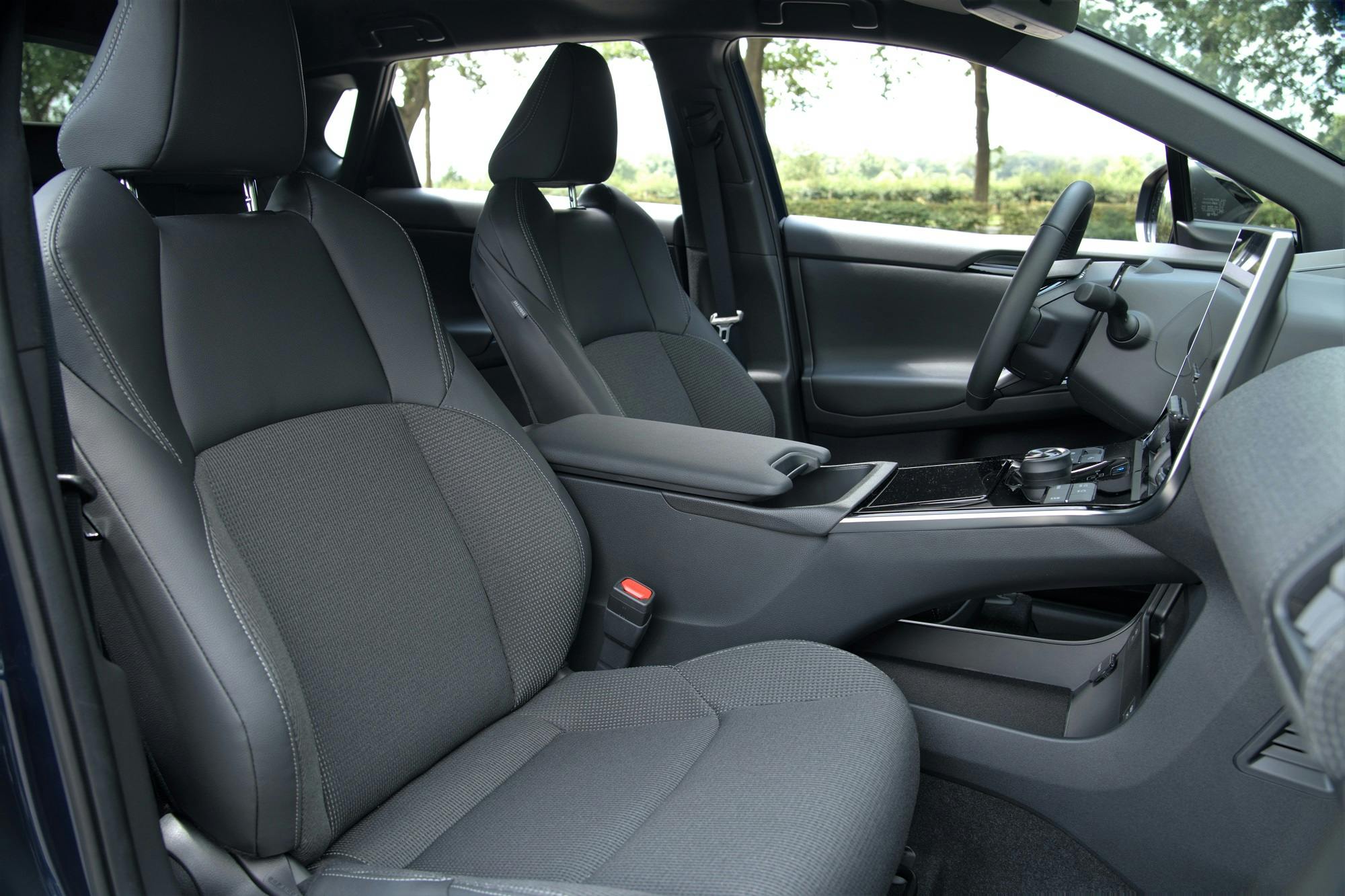 De stoelen van de Toyota bZ4x hebben een prettig zachte vulling en geven je lichaam een aangename ondersteuning.